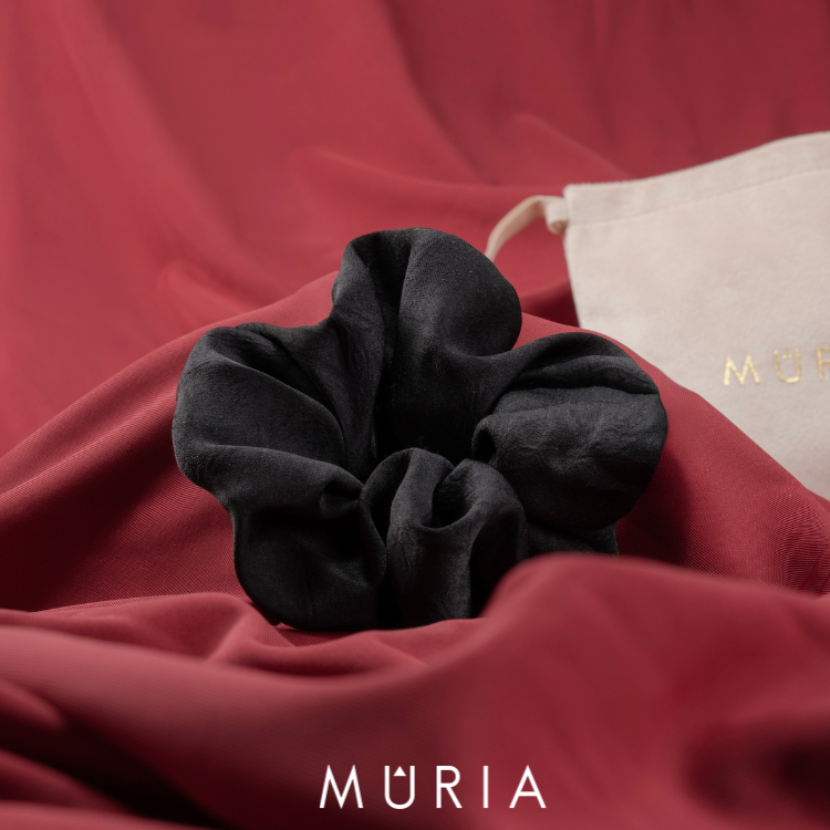 MÛRIA 暗花緞面大腸圈<煙燻黑>