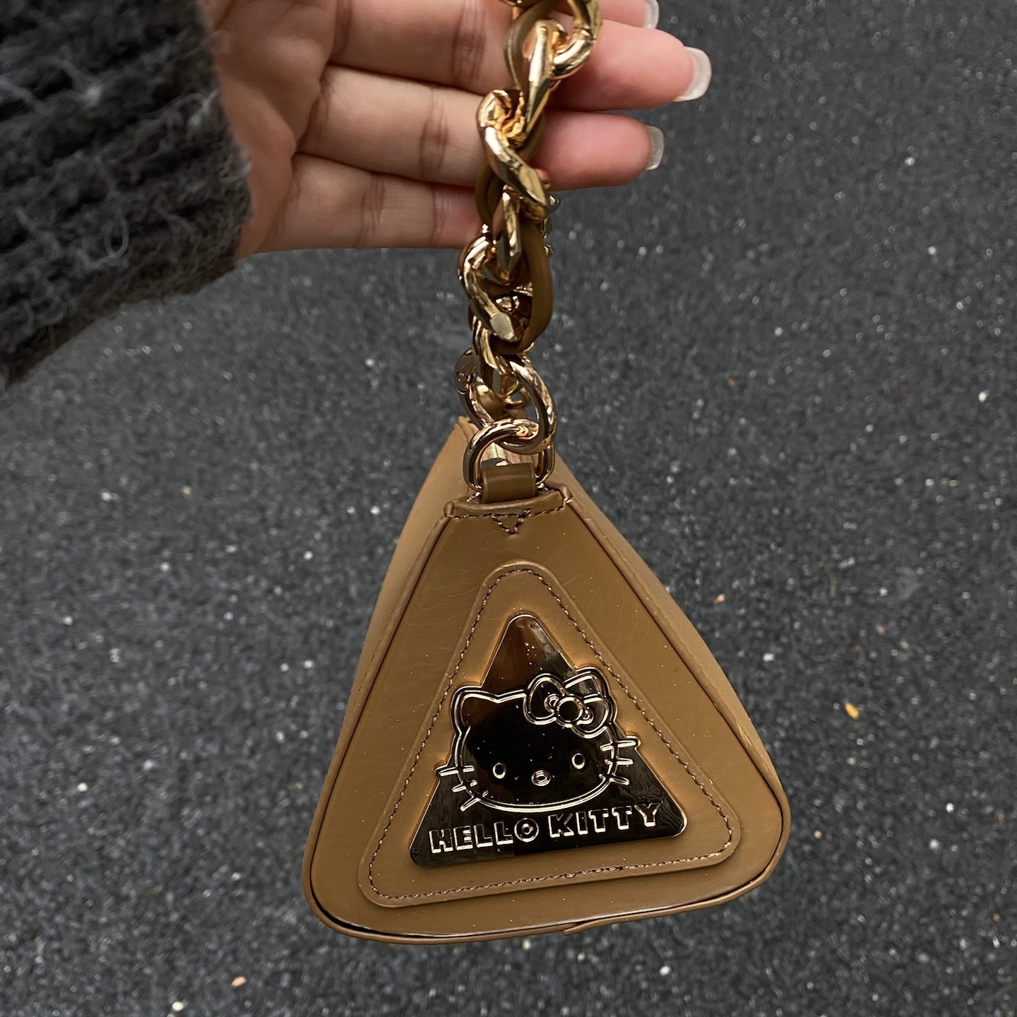 SANRIO 三麗鷗 HELLO KITTY 鐵牌 皮革 三角包 單肩包 斜背包 兩色 /預購