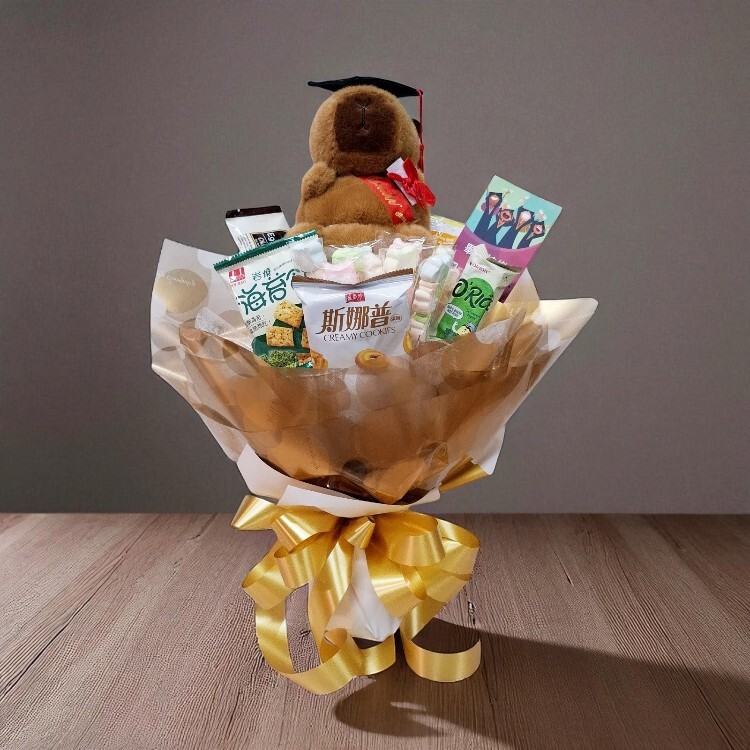 20cm畢業卡皮巴拉+棉花糖零食花束