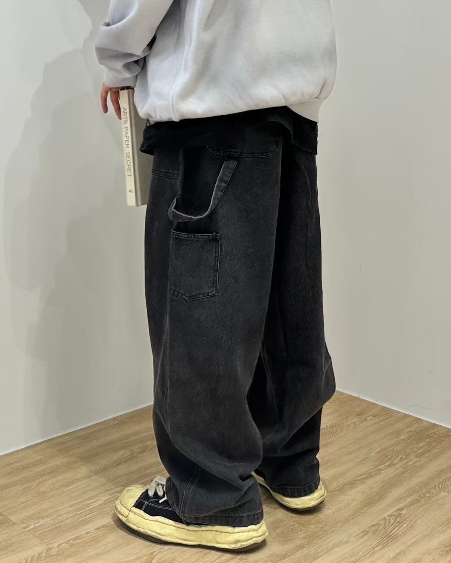 男生模特穿著#95843 韓國刷色畫家牛仔長褲黑色特寫照