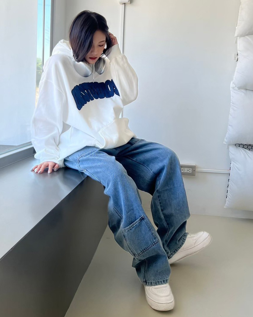 女生模特穿著#95843 韓國刷色畫家牛仔長褲藍色特寫照