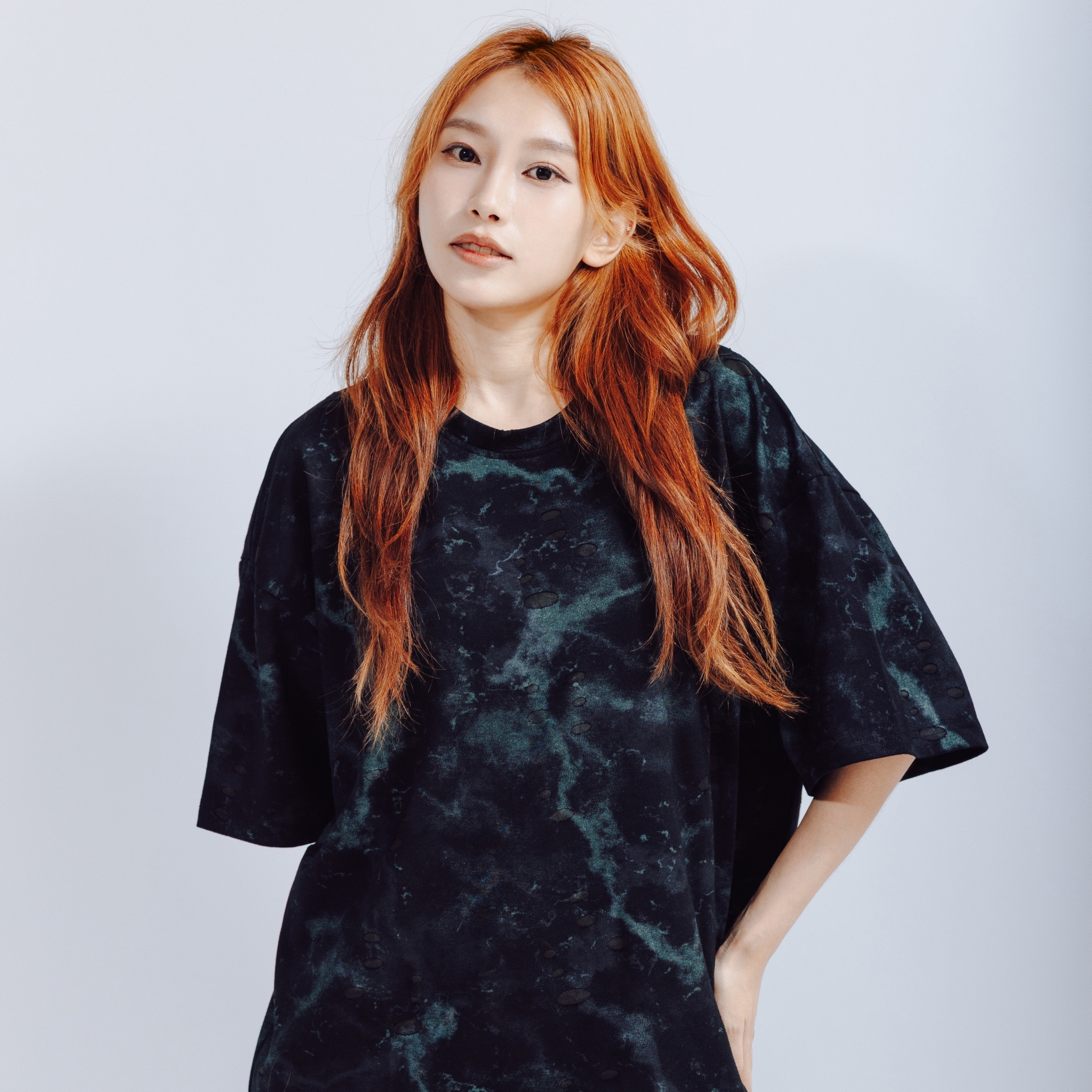 XCTRL 破壞潑漆染寬版短T-黑