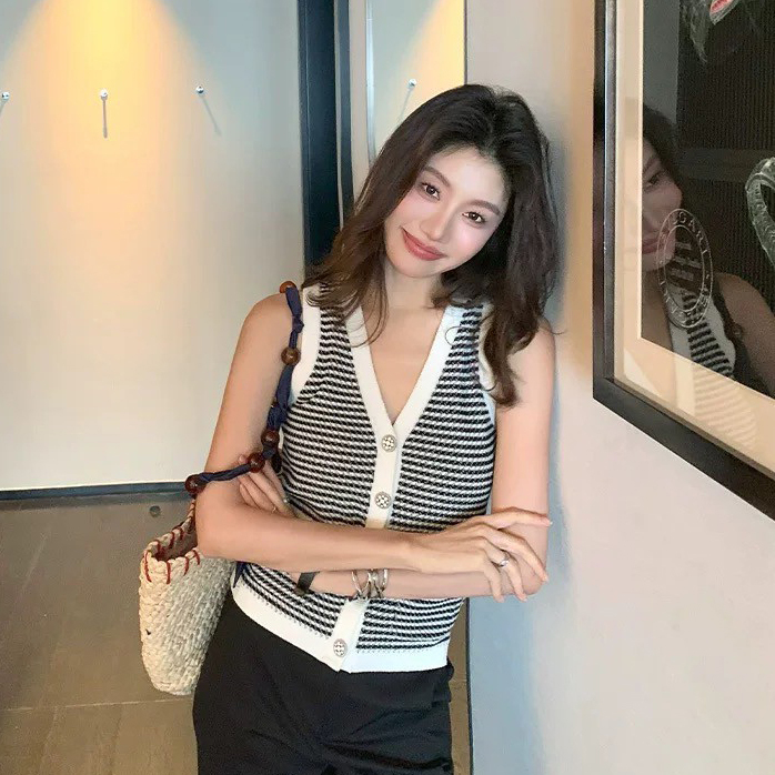 白線滾邊配色橫條紋V領排釦背心S-XL (Elegant & Love)