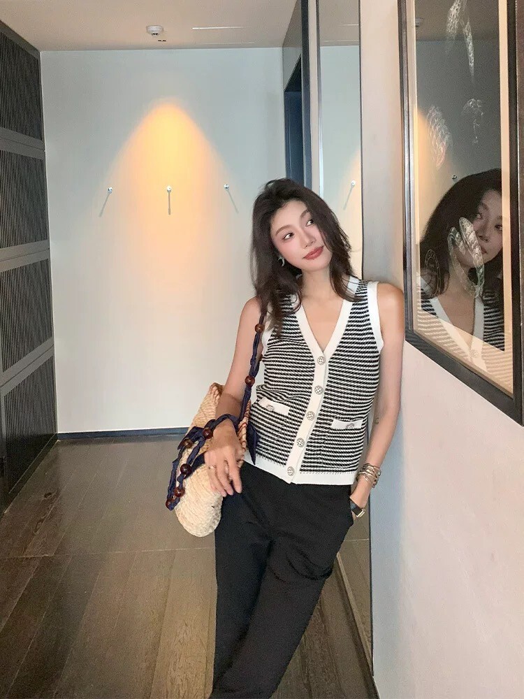 白線滾邊配色橫條紋V領排釦背心S-XL (Elegant & Love)