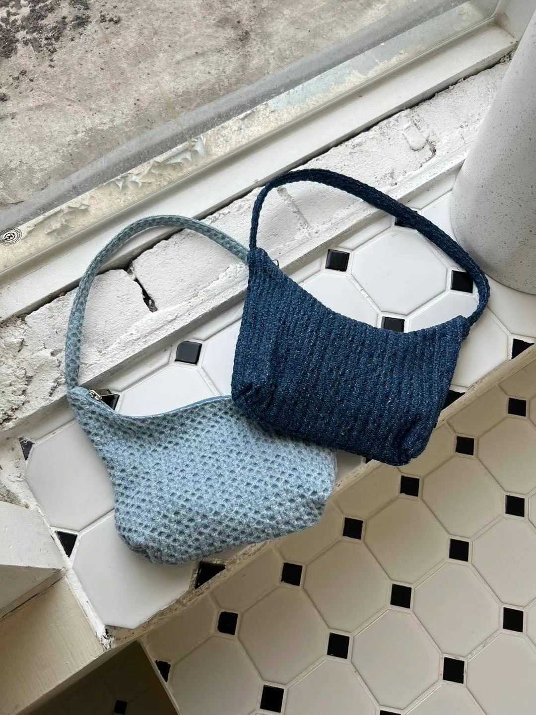 牛仔壓紋肩背包（現貨）