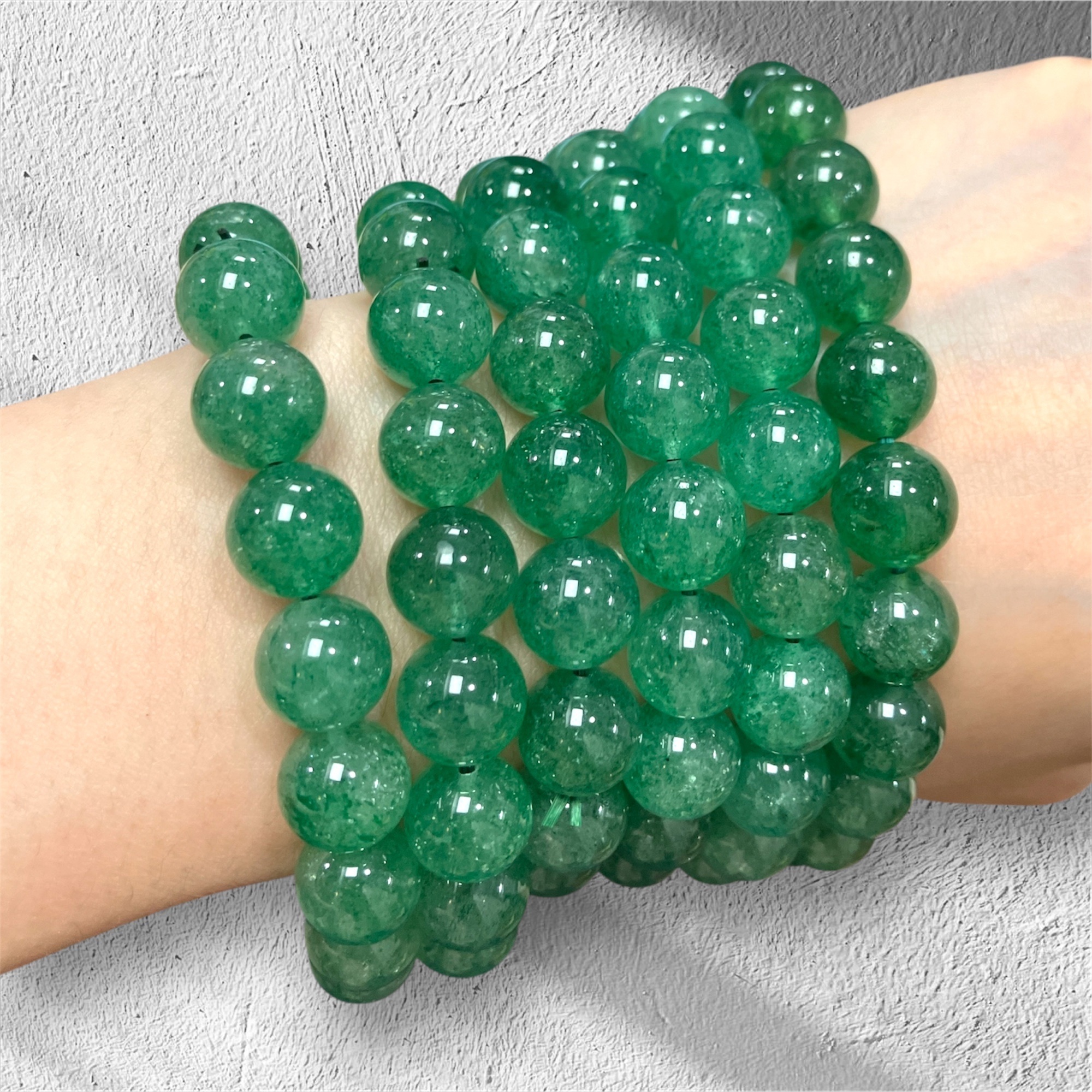 250717 - A92 9mm+祖母綠星光綠草莓晶手串