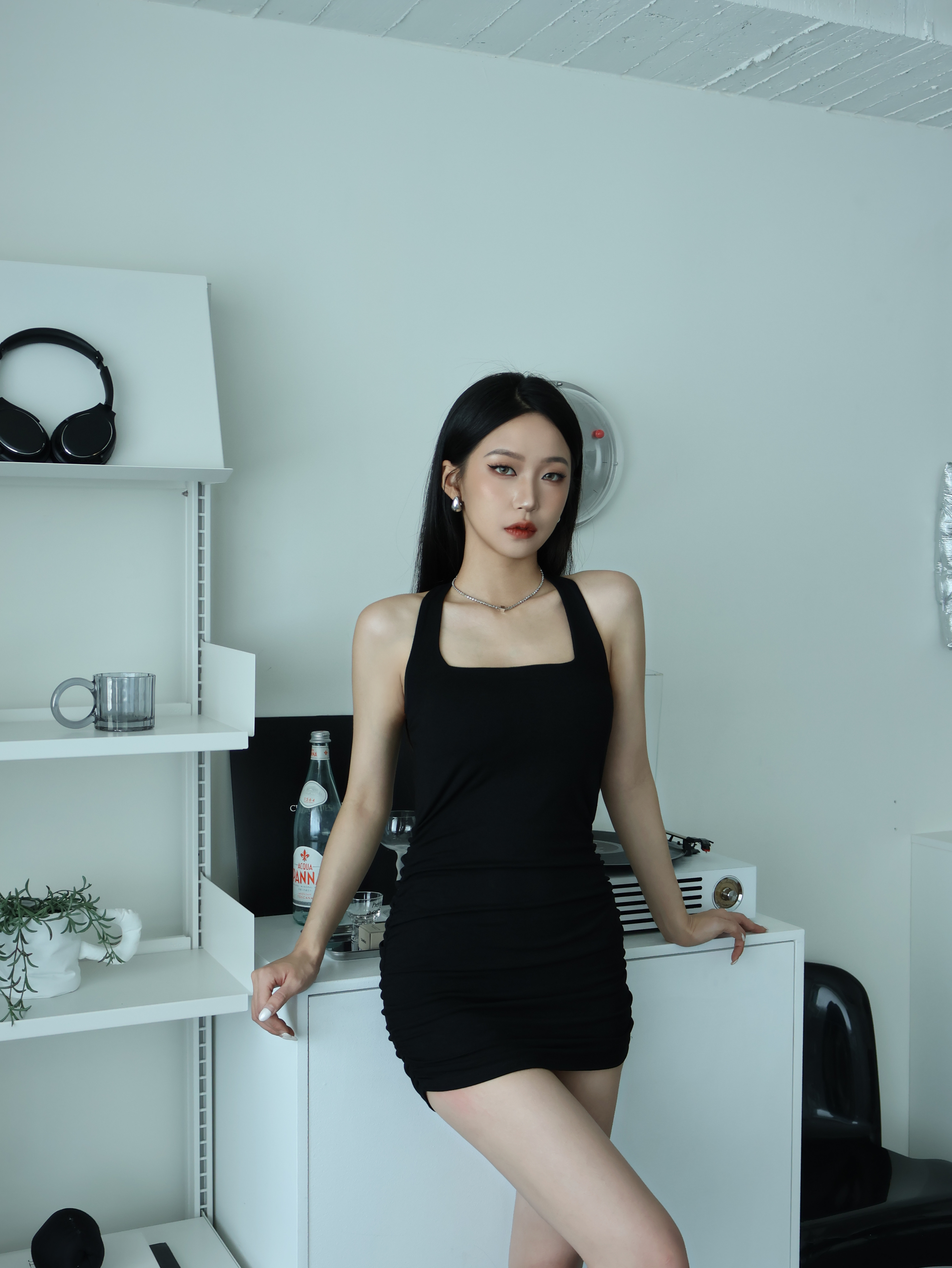 繞脖胸墊抓皺連身裙