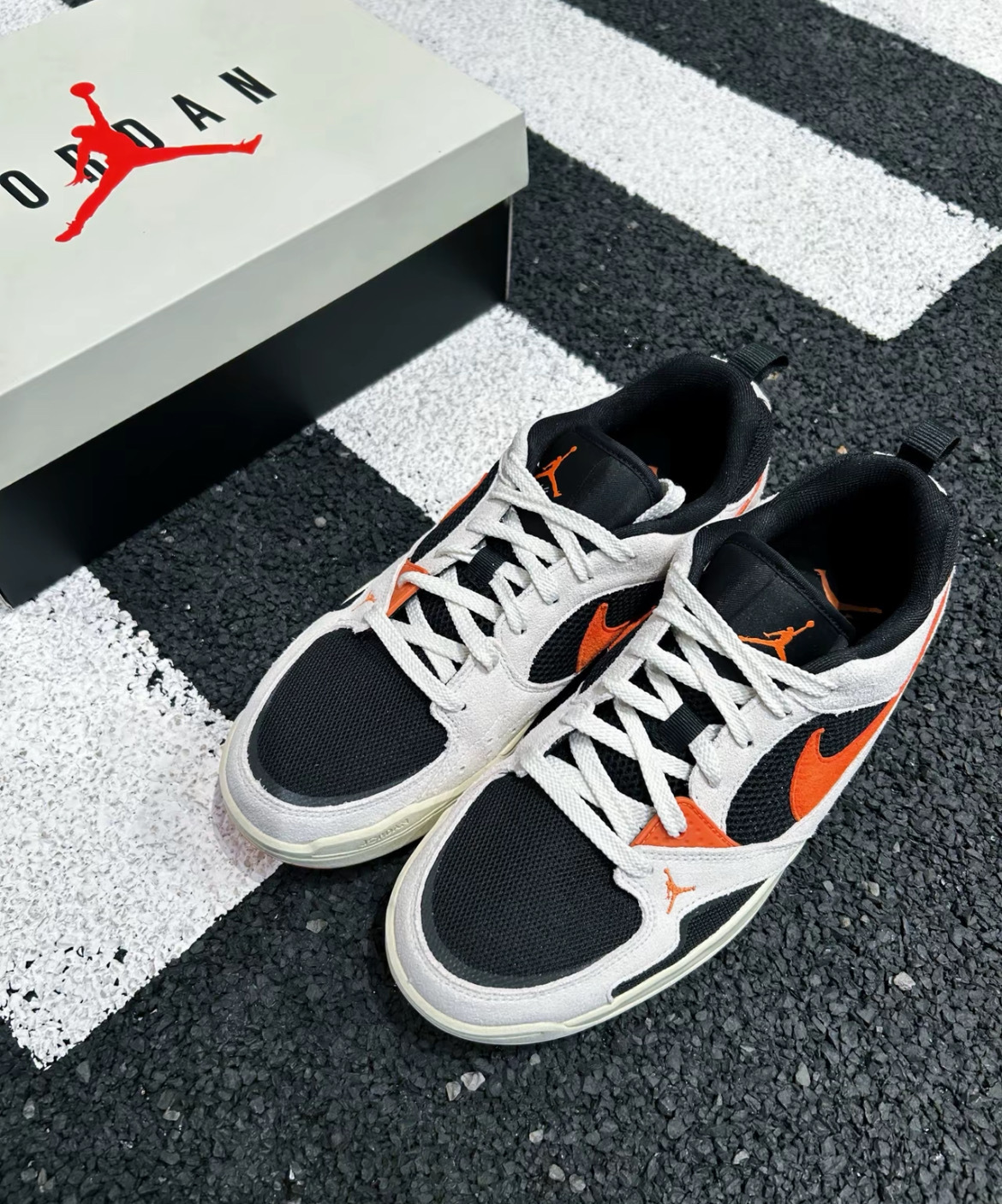 男鞋 NIKE JORDAN CMFT ERA 黑白橘 透氣 緩震 麂皮 休閒 運動鞋【HJ6777-018】