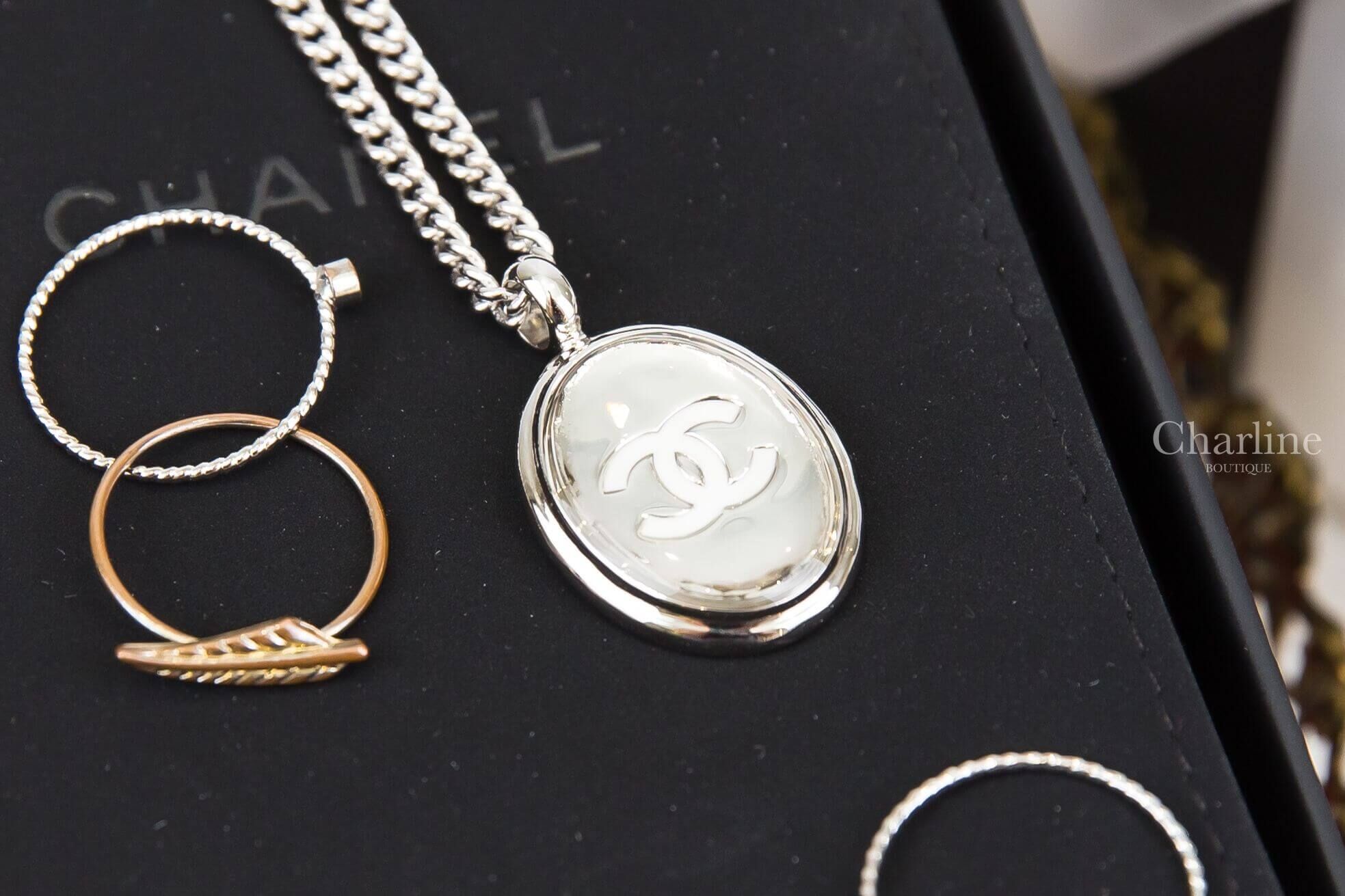 Chanel Long Pendant Necklace 白色CC銀色鏡面橢圓形墜飾長項鍊