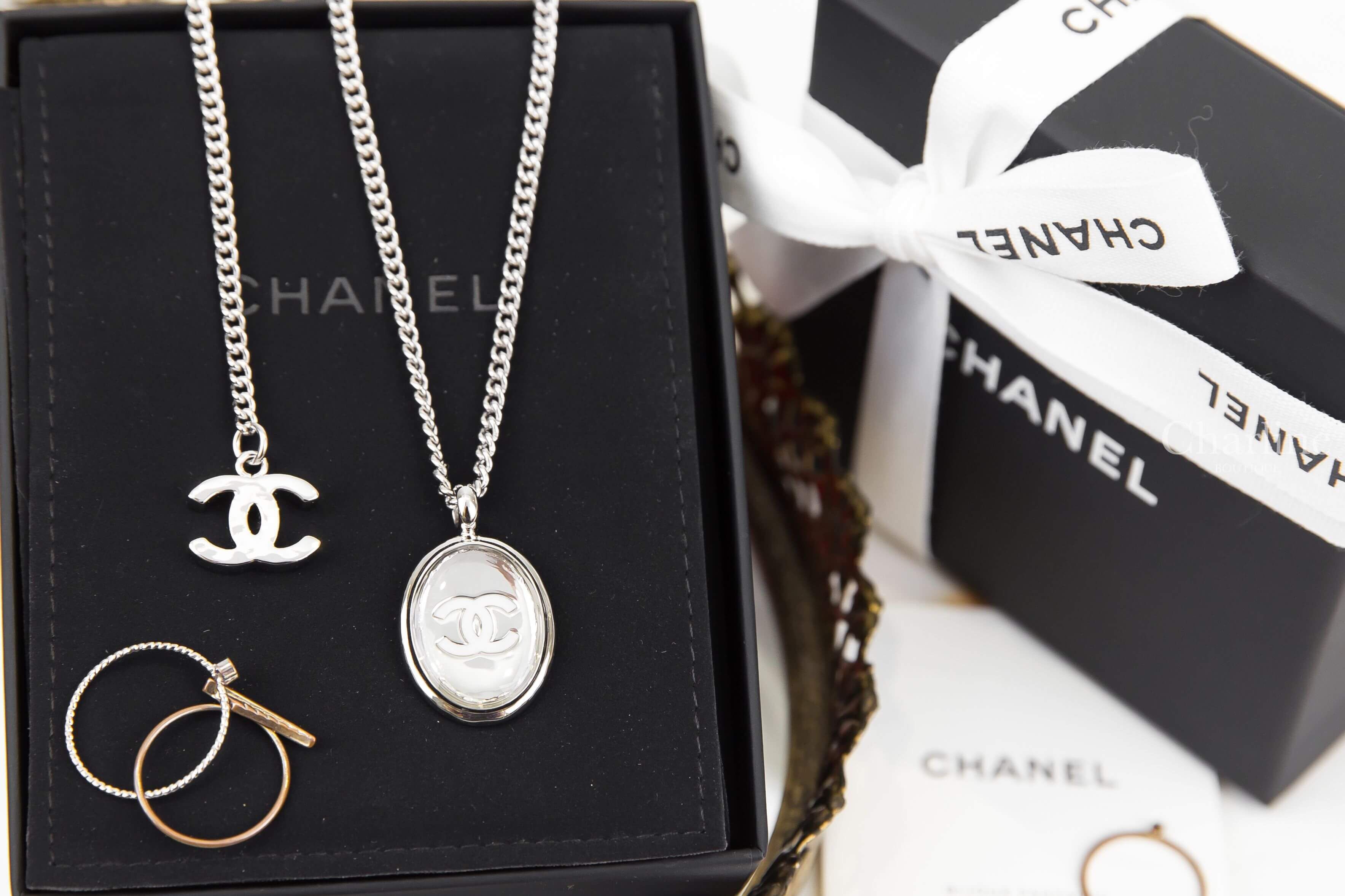 Chanel Long Pendant Necklace 白色CC銀色鏡面橢圓形墜飾長項鍊