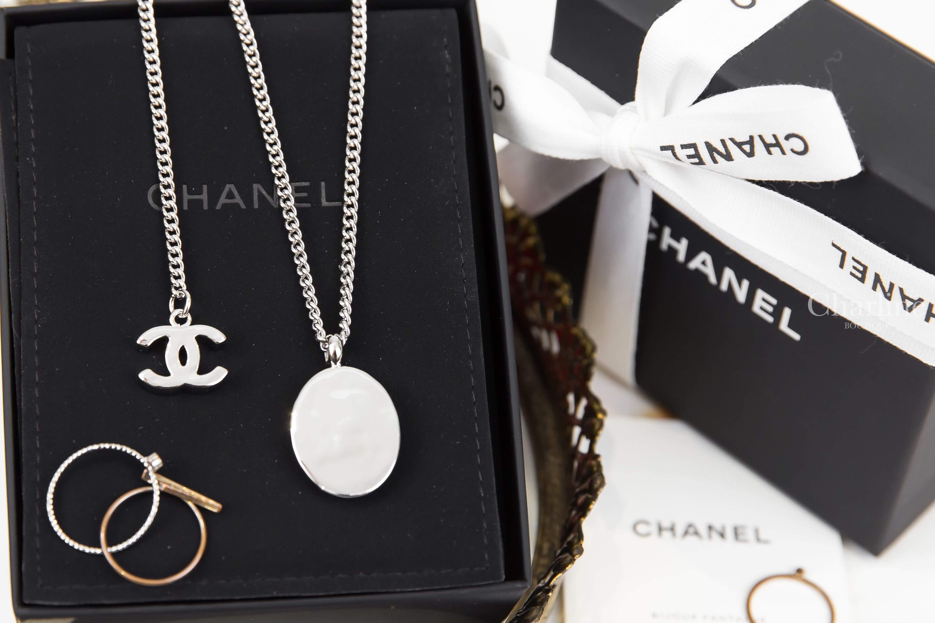 Chanel Long Pendant Necklace 白色CC銀色鏡面橢圓形墜飾長項鍊-Charline Boutique 精品代購