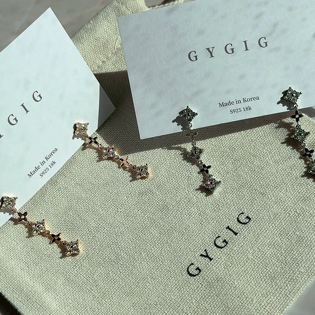 Gy”迷你小老花垂墜細緻女神長墜