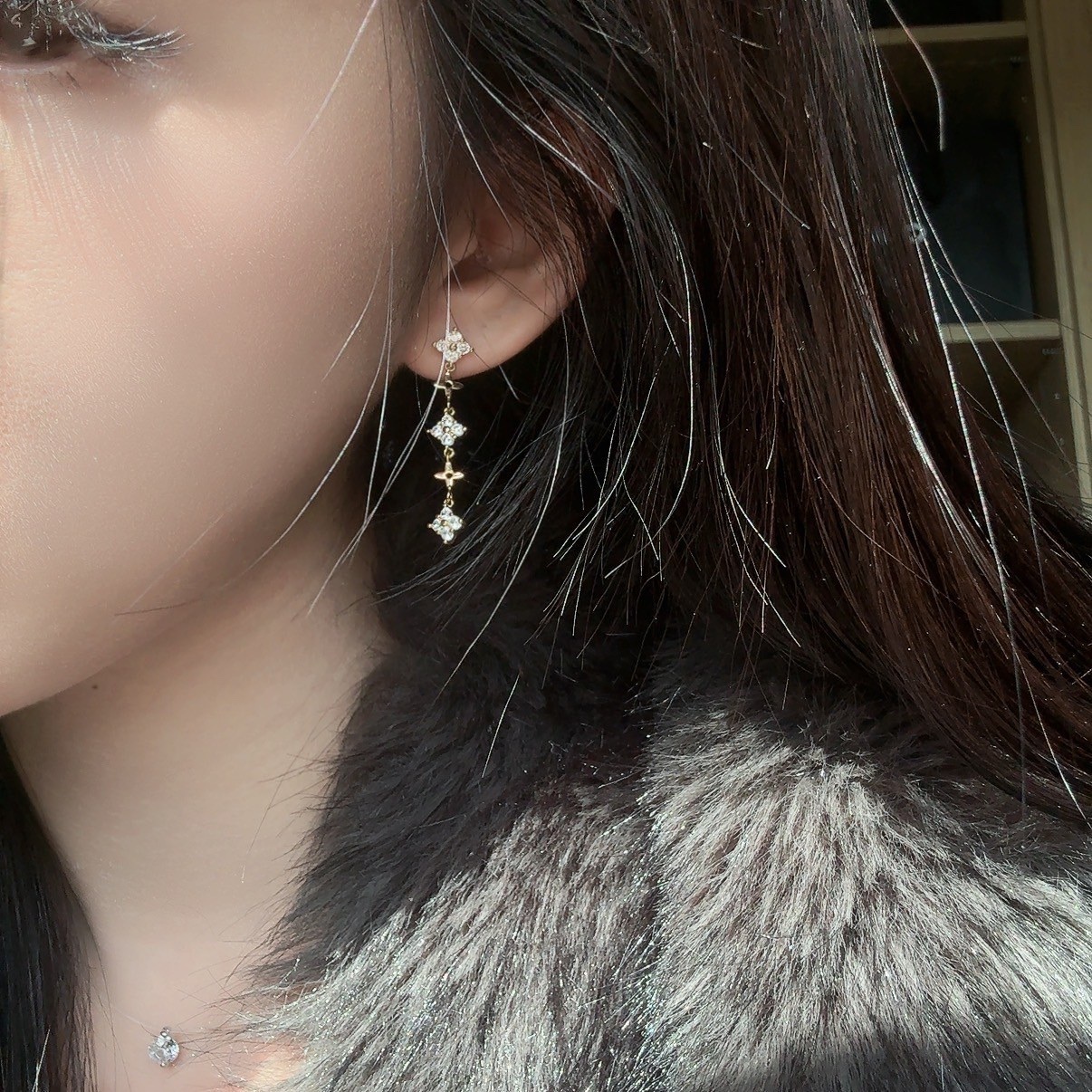 Gy”迷你小老花垂墜細緻女神長墜