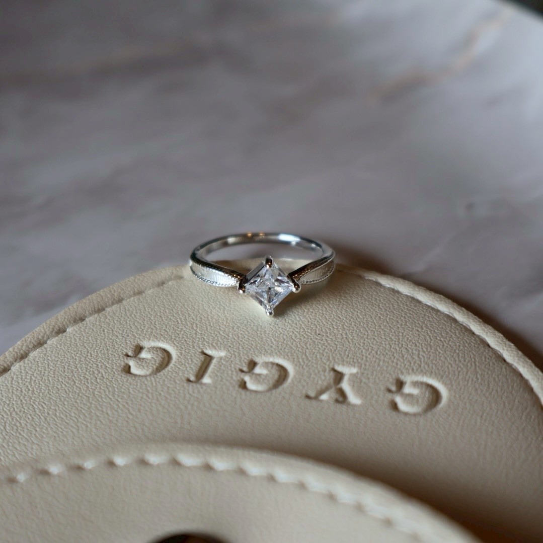 Feminine菱方鑽新中式拉絲極簡鑽戒