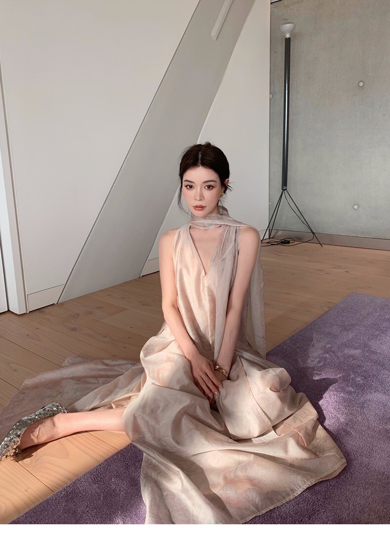 奶油杏花卉線條感領巾造型V領長洋裝-F (Elegant & Love)