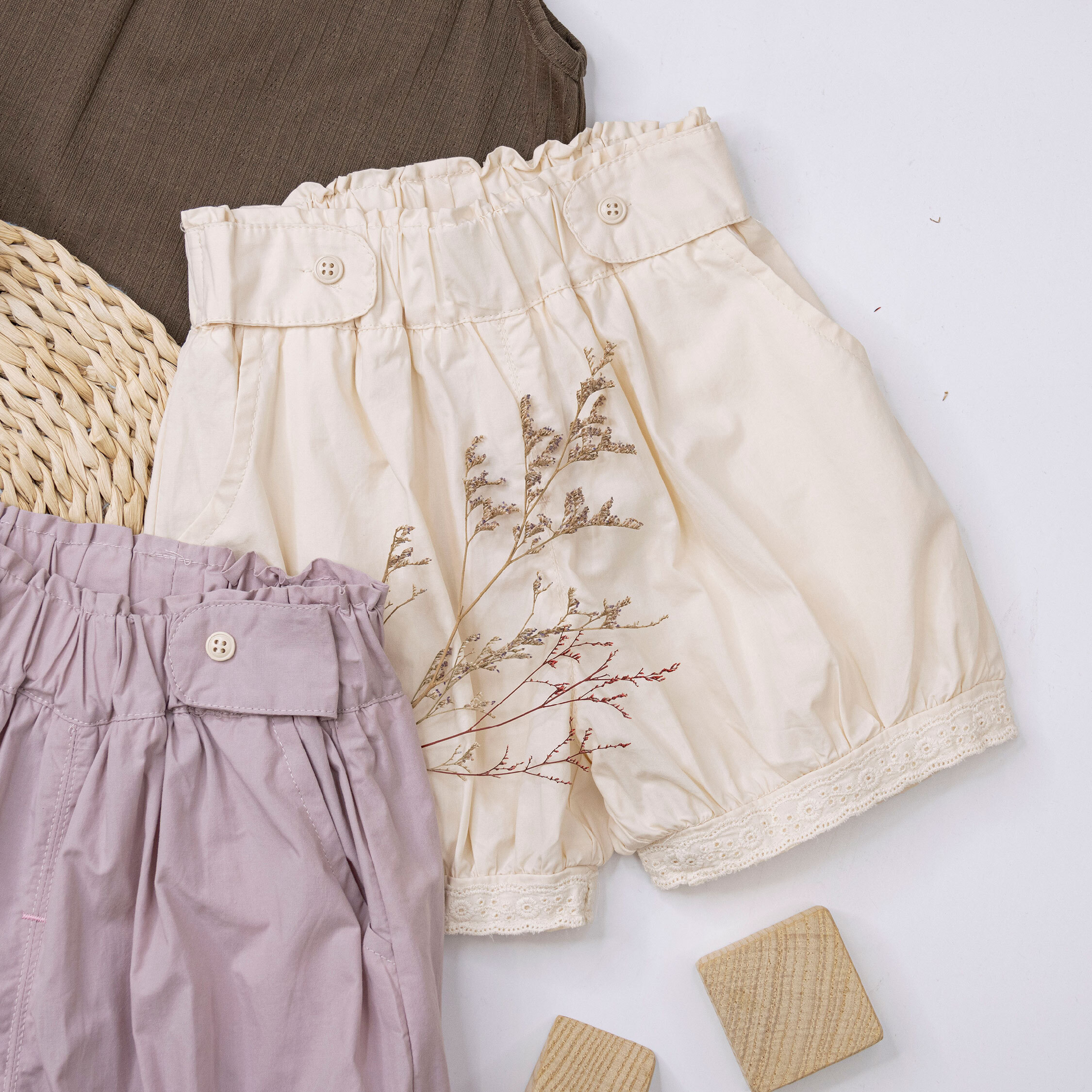 【H50832】緹花刺繡鈕釦造型短褲