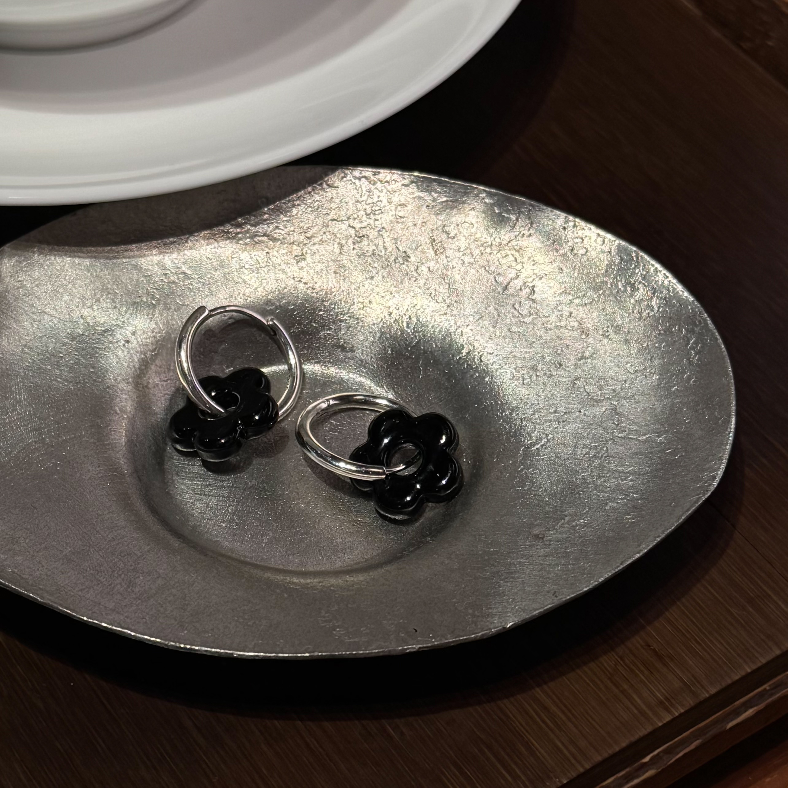I06壓克力小黑花純銀耳圈