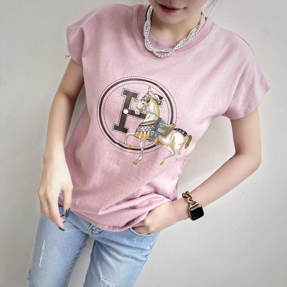 【新版顯瘦修身的馬兒字母棉tee】（現貨）