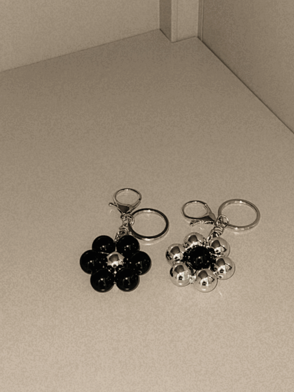 銀黑花花珠珠鎖匙扣