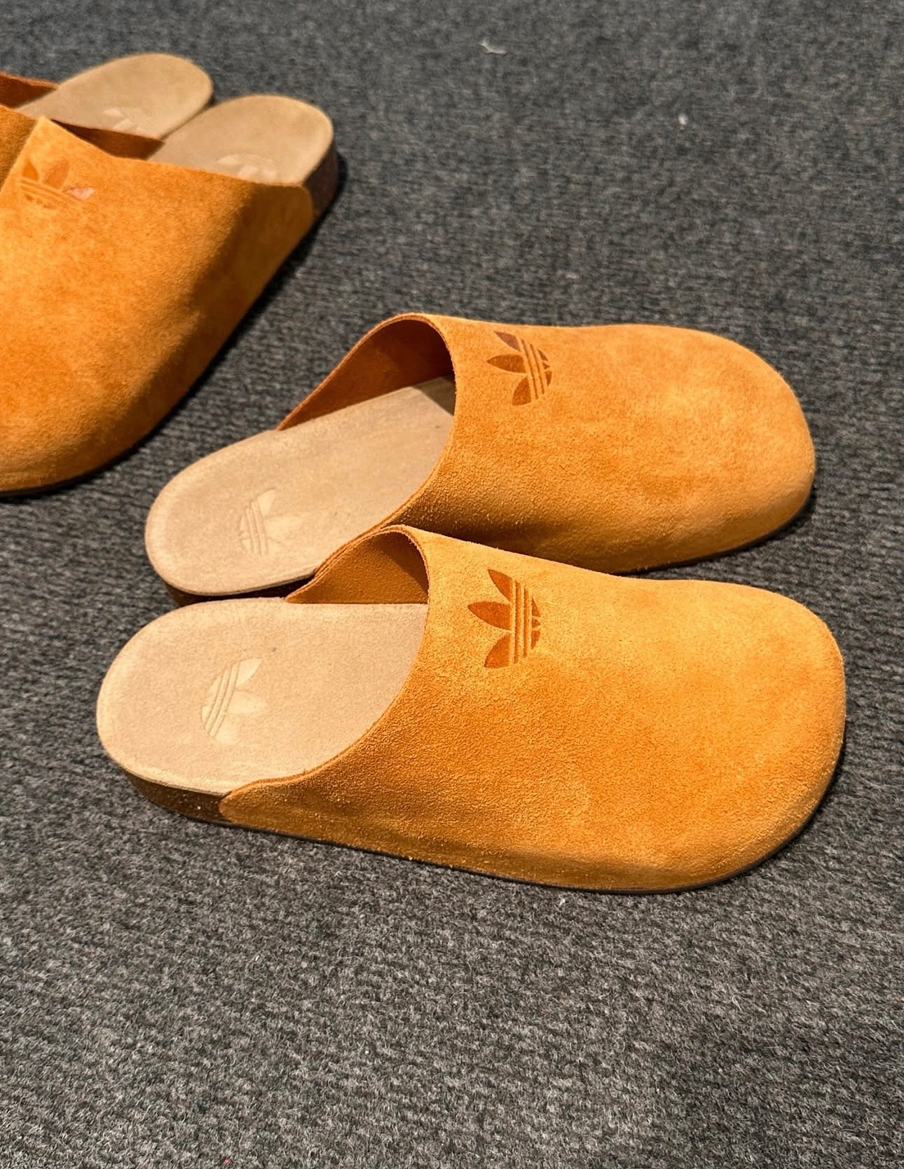 Adidas Adimule Mule Brown｜勃肯 深棕麂皮懶人鞋・ 拖鞋 JR3586