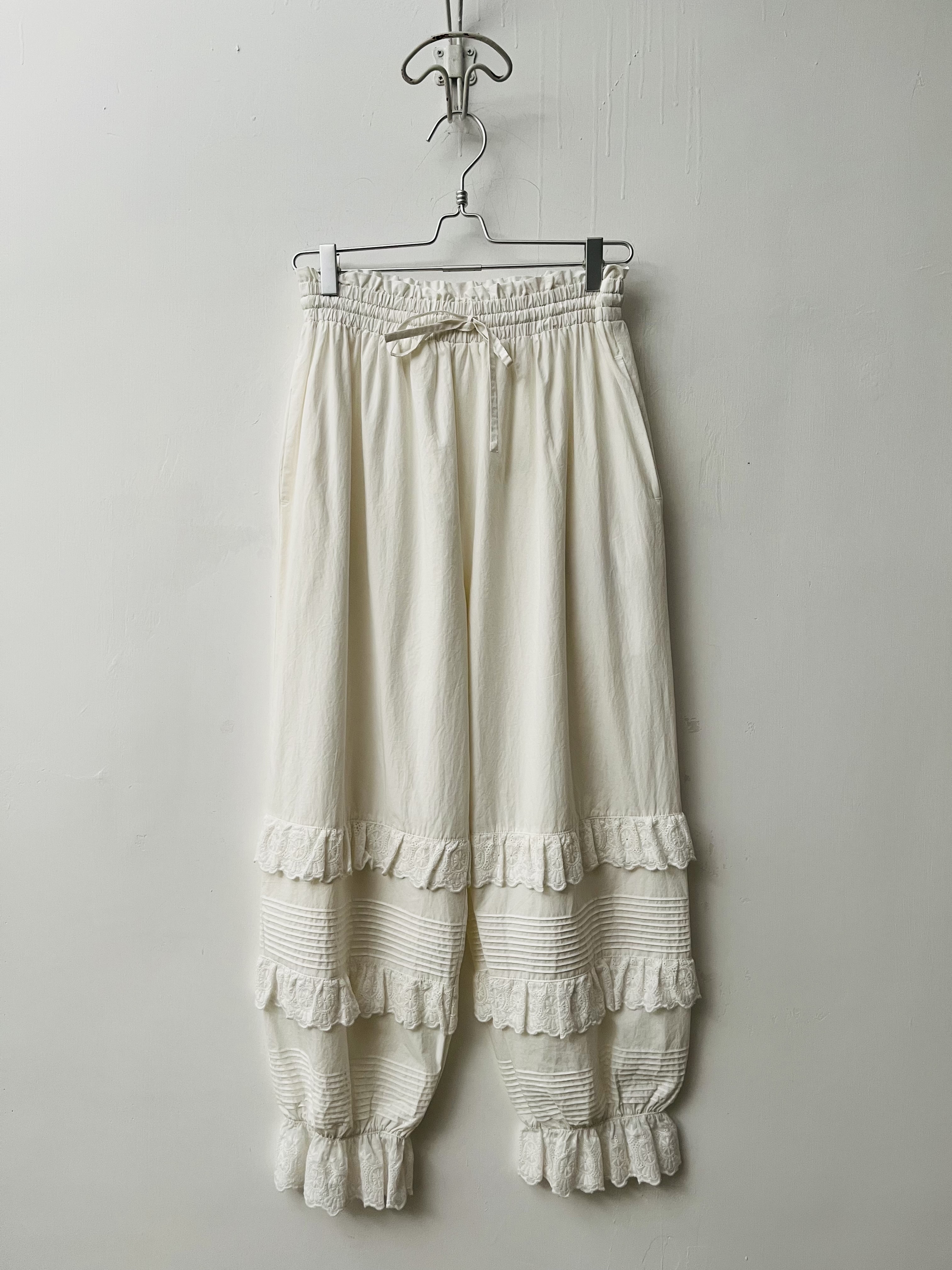 米白色刺繡花邊腳褲