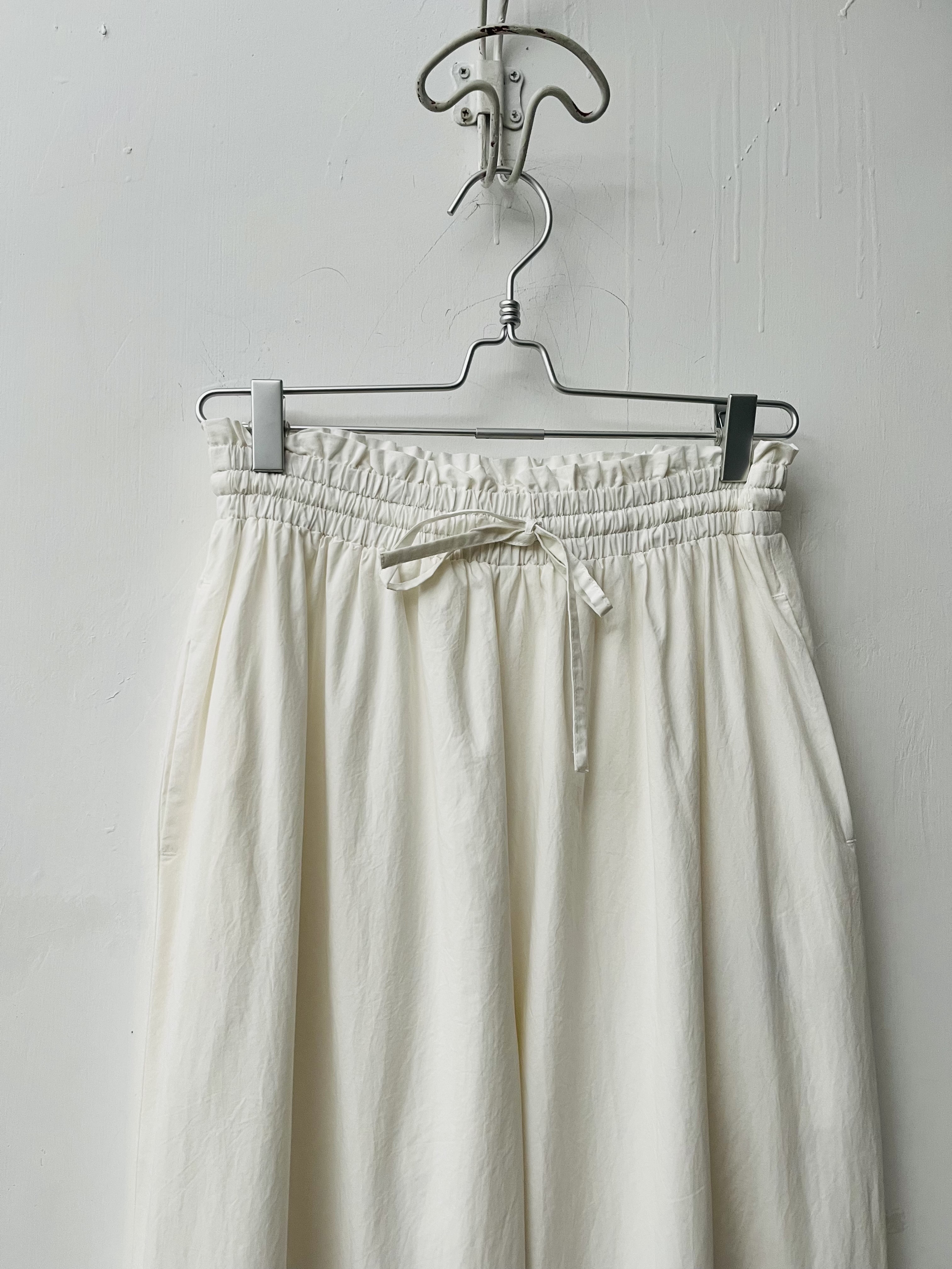 米白色刺繡花邊腳褲