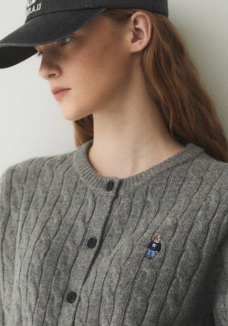 【預購】AKR071907 WHO.A.U 刺繡小熊麻花針織外套