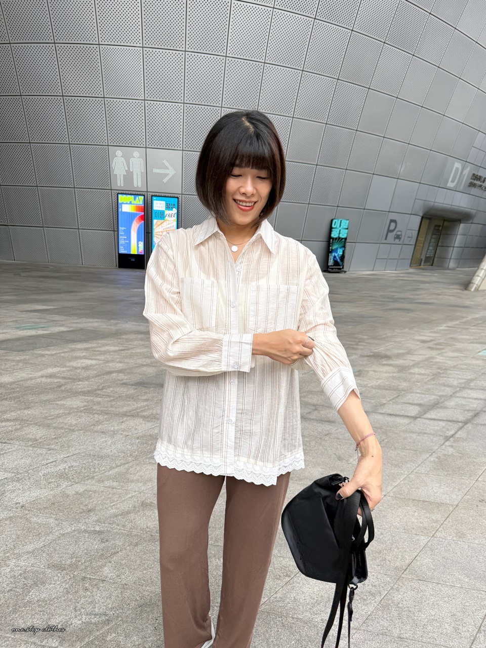 正韓奶茶直條鉤花棉麻襯衫