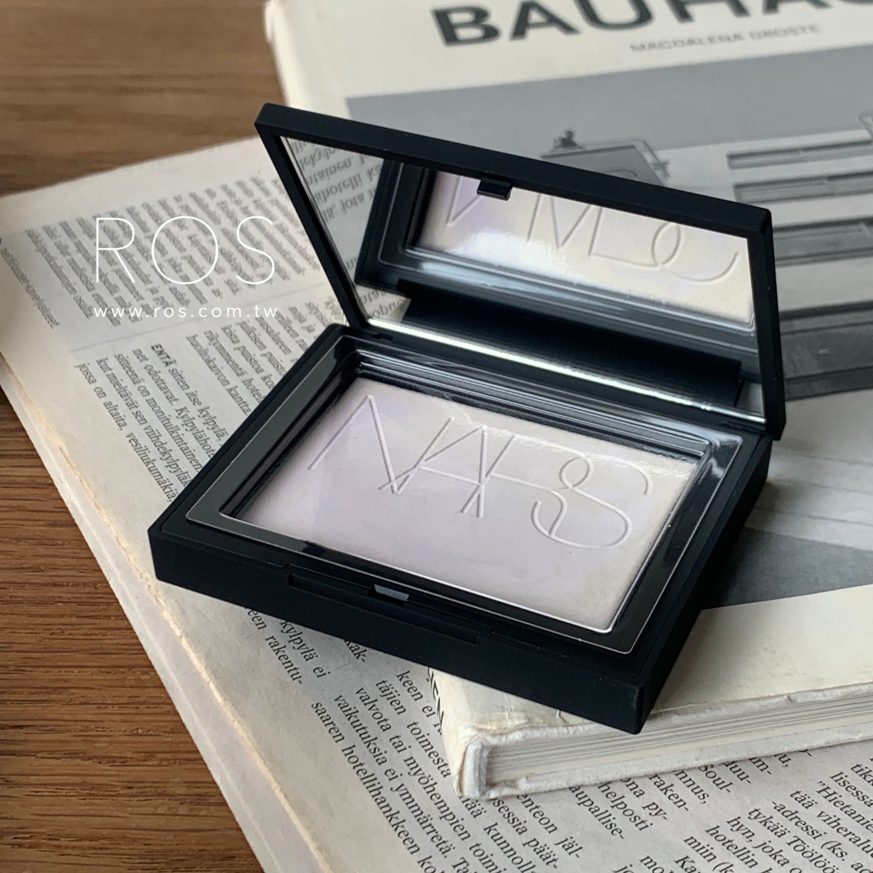 Nars 裸光幻彩蜜粉餅(2colors)