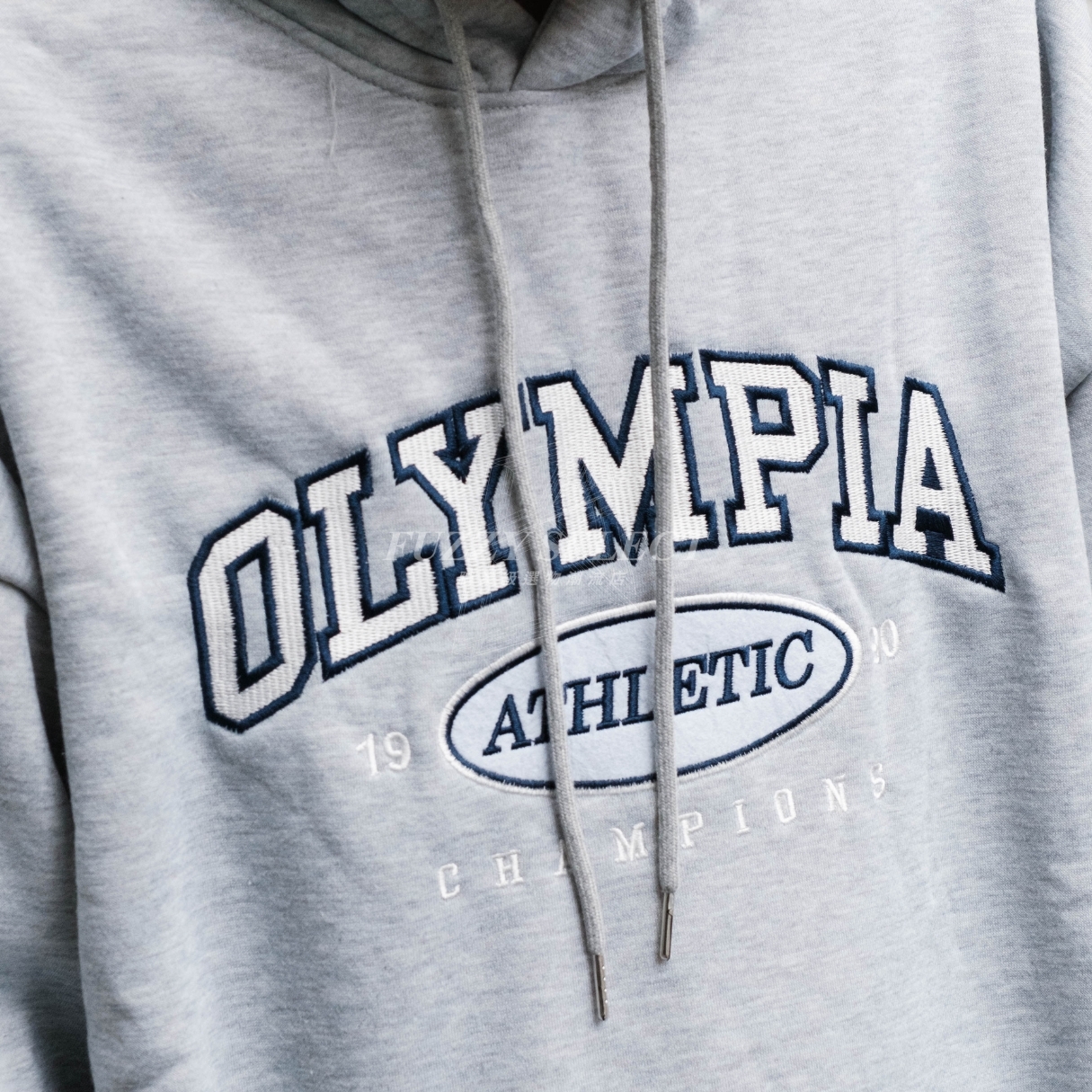 【逢甲 FUZZY】OLYMPIA 帽Tee 潮流 日常 美式 圖案 Logo 刺繡 帽T 奧林匹亞 麻灰