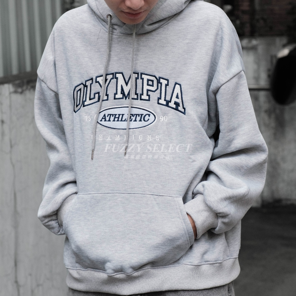 【逢甲 FUZZY】OLYMPIA 帽Tee 潮流 日常 美式 圖案 Logo 刺繡 帽T 奧林匹亞 麻灰