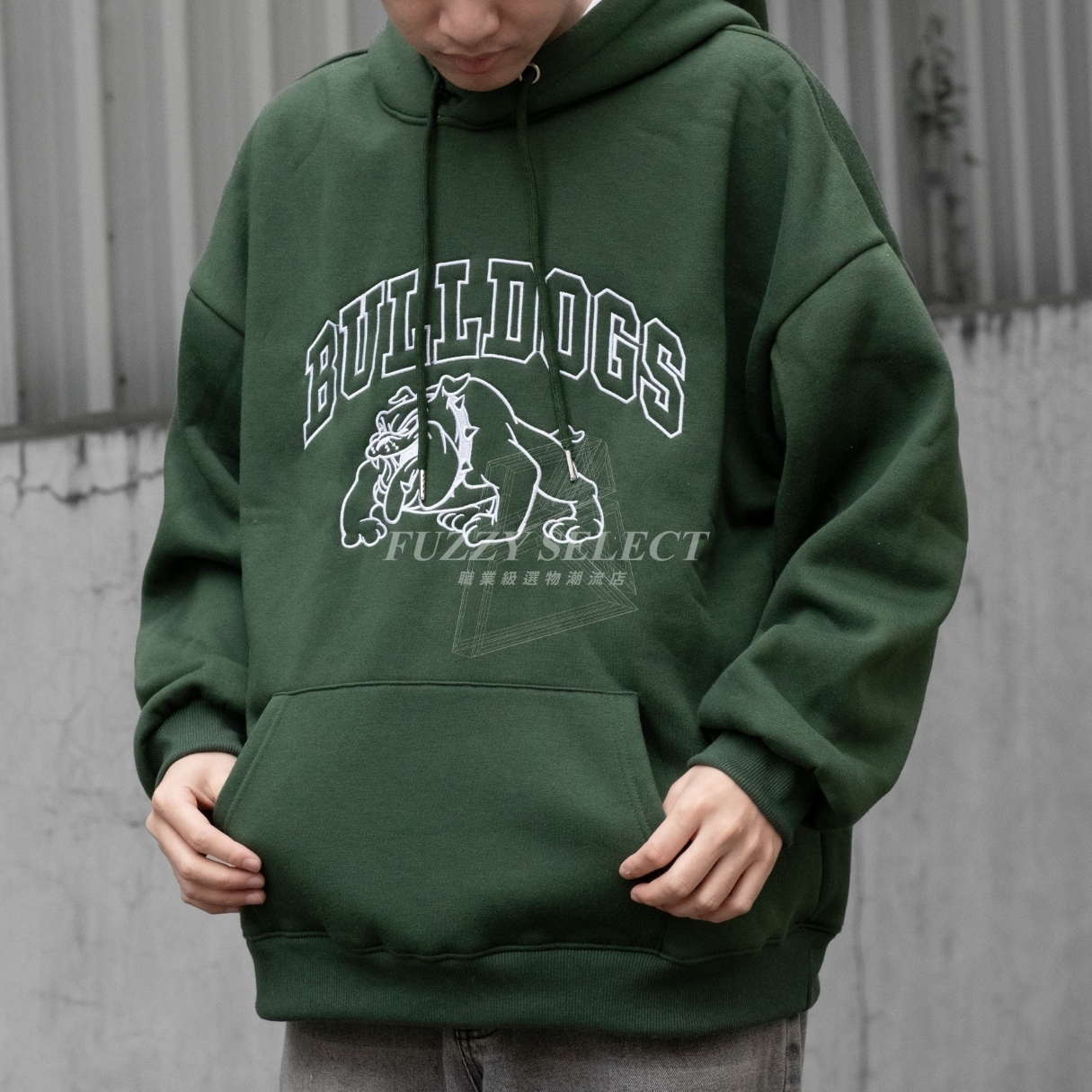 【逢甲 FUZZY】BULLDOGS 鬥牛犬 帽Tee 潮流 日常 美式 圖案 Logo 熊 刺繡 帽T 綠 米白