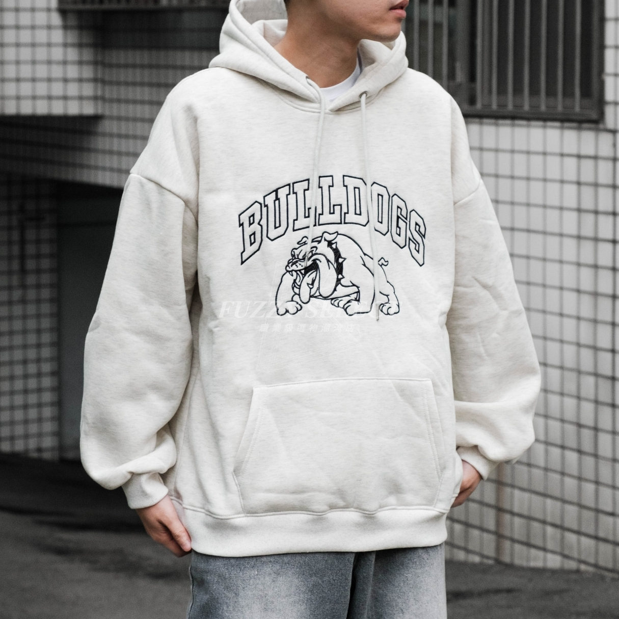 【逢甲 FUZZY】BULLDOGS 鬥牛犬 帽Tee 潮流 日常 美式 圖案 Logo 熊 刺繡 帽T 綠 米白