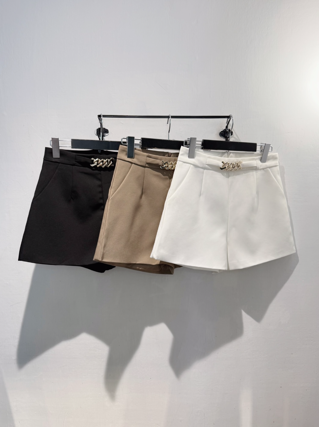 金腰帶修身短褲