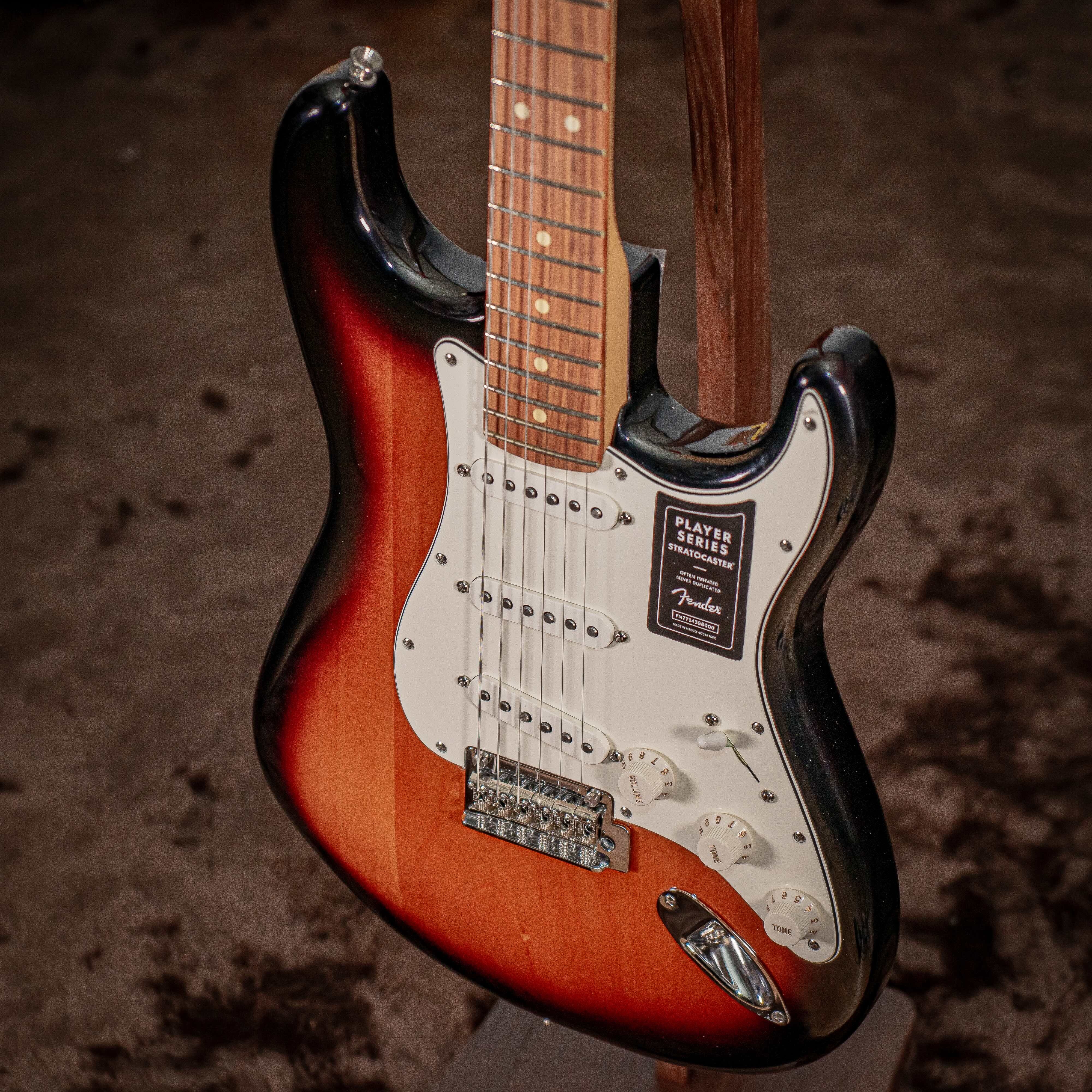 【極美品】Fender Player stratcaster 3ts Fender Player Stratocaster - 3-Tone Sunburst with Maple