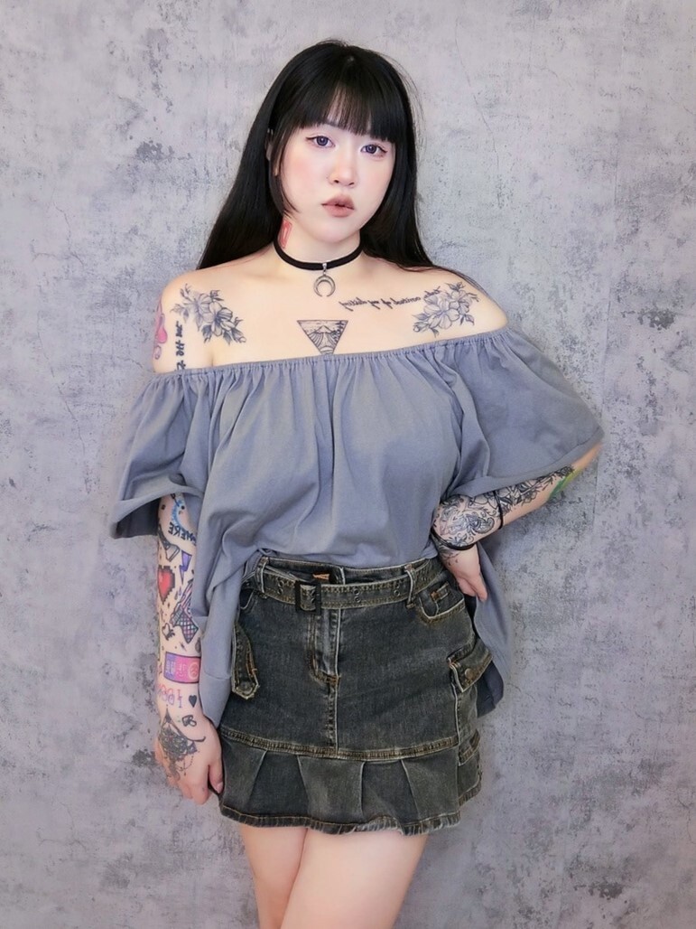 甜美一字領荷葉邊上衣