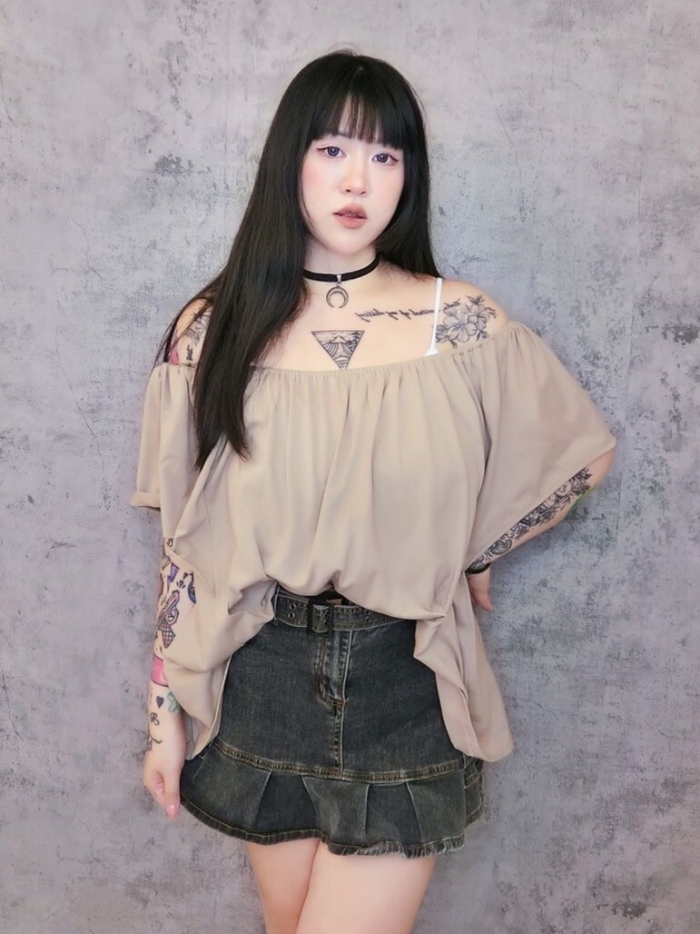 甜美一字領荷葉邊上衣