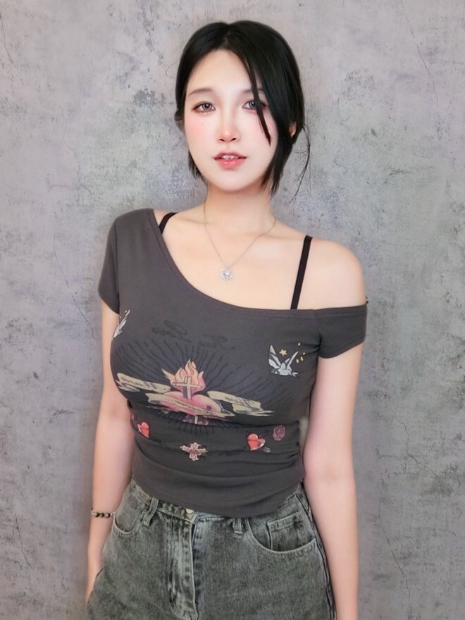 塔吐斜肩抓皺個性短T