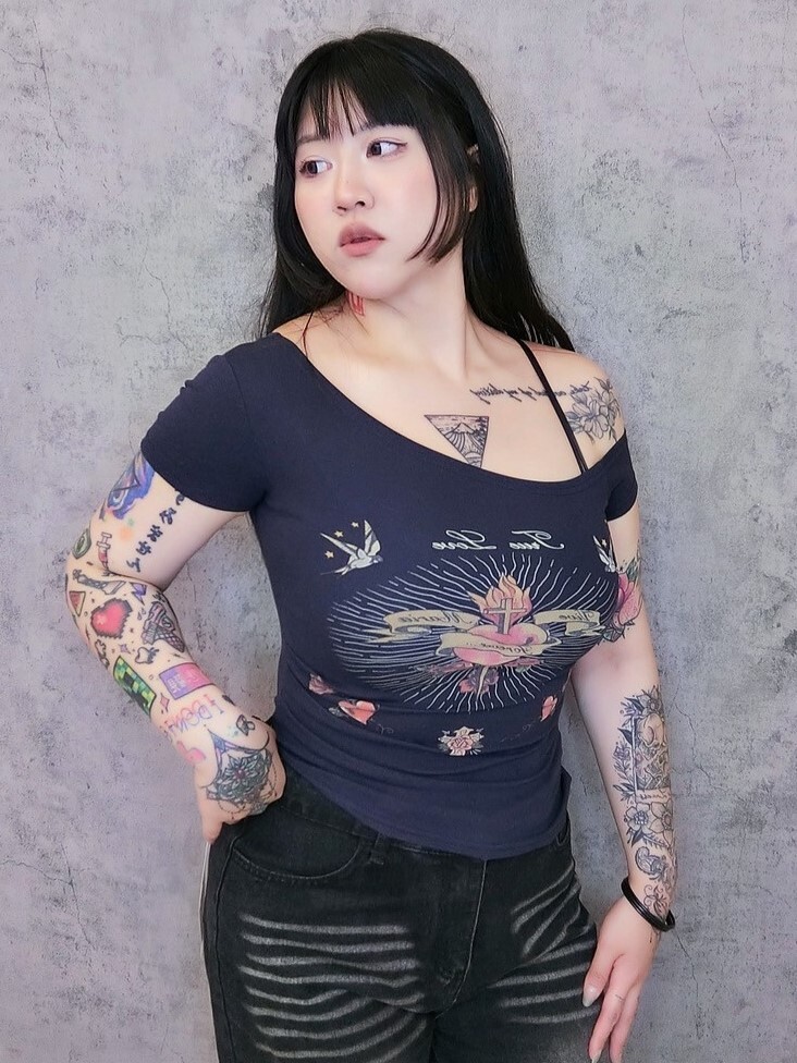 塔吐斜肩抓皺個性短T