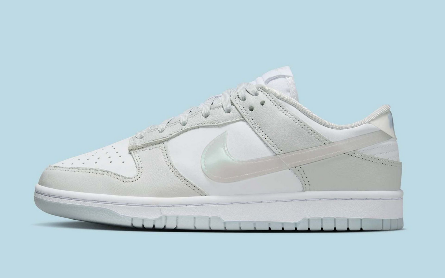 【預訂】NIKE DUNK LOW “Iridescent Swoosh” 淺灰白珠光幻彩剔-WOMEN