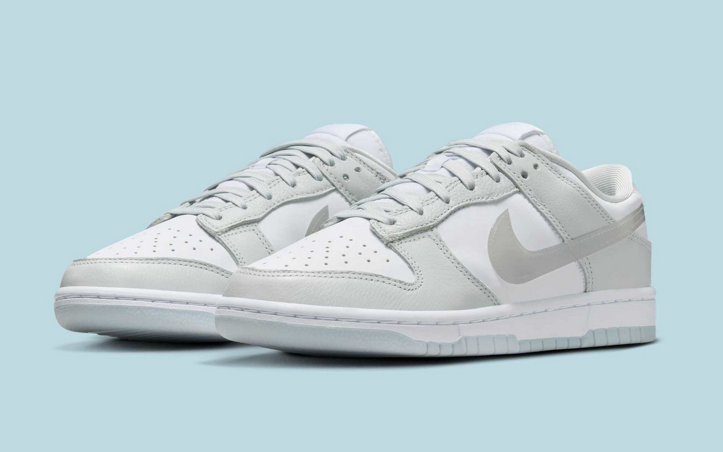 【預訂】NIKE DUNK LOW “Iridescent Swoosh” 淺灰白珠光幻彩剔-WOMEN