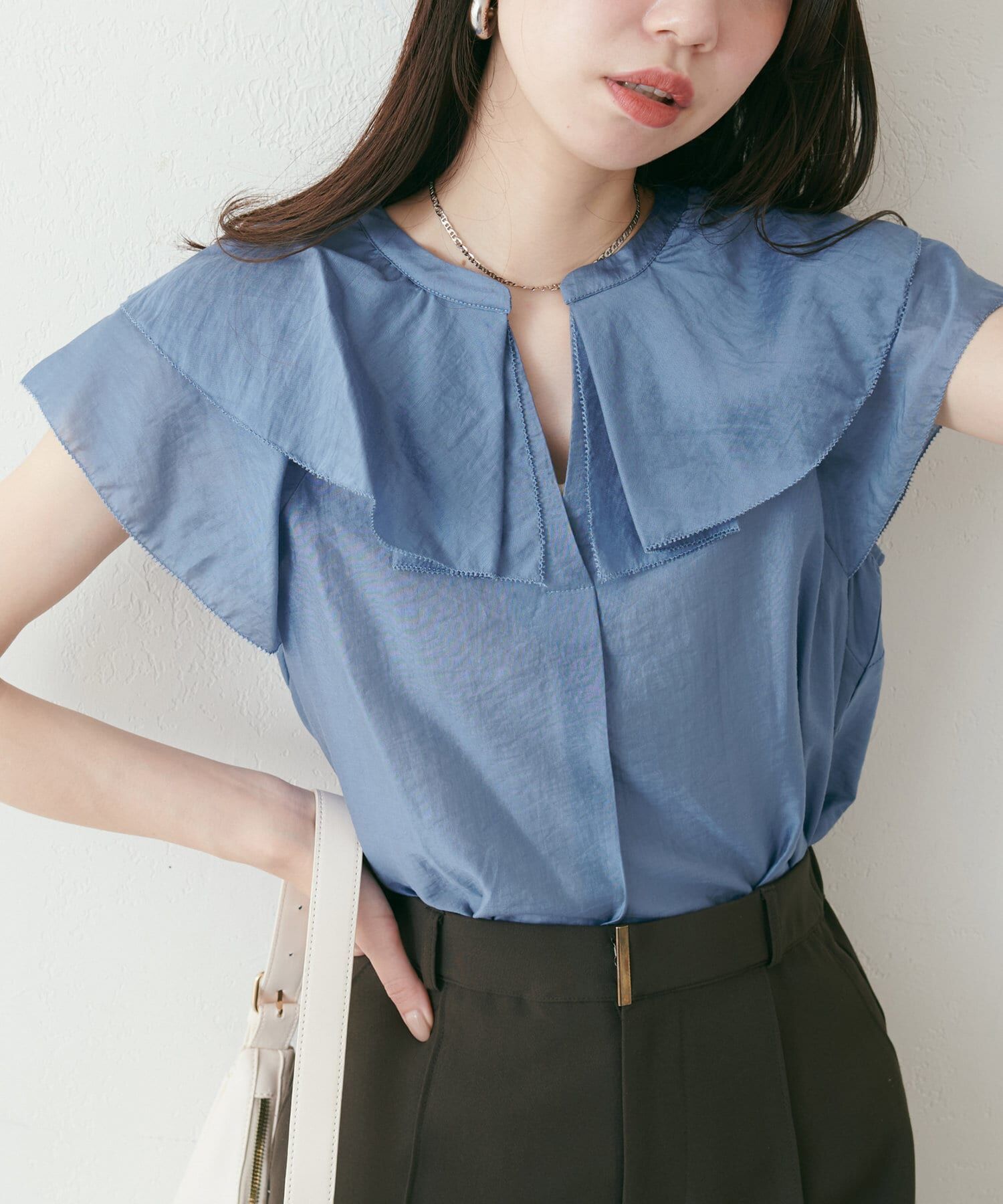 natural couture(ナチュラルクチュール)  タックフリル衿スキッパーあきブラウス藍（0351040790）