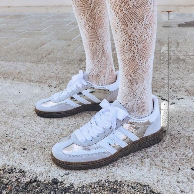 ADIDAS HANDBALL SPEZIAL 銀白拼色 亮銀 亮面 緞帶鞋帶 日本限定 男女 JR6511