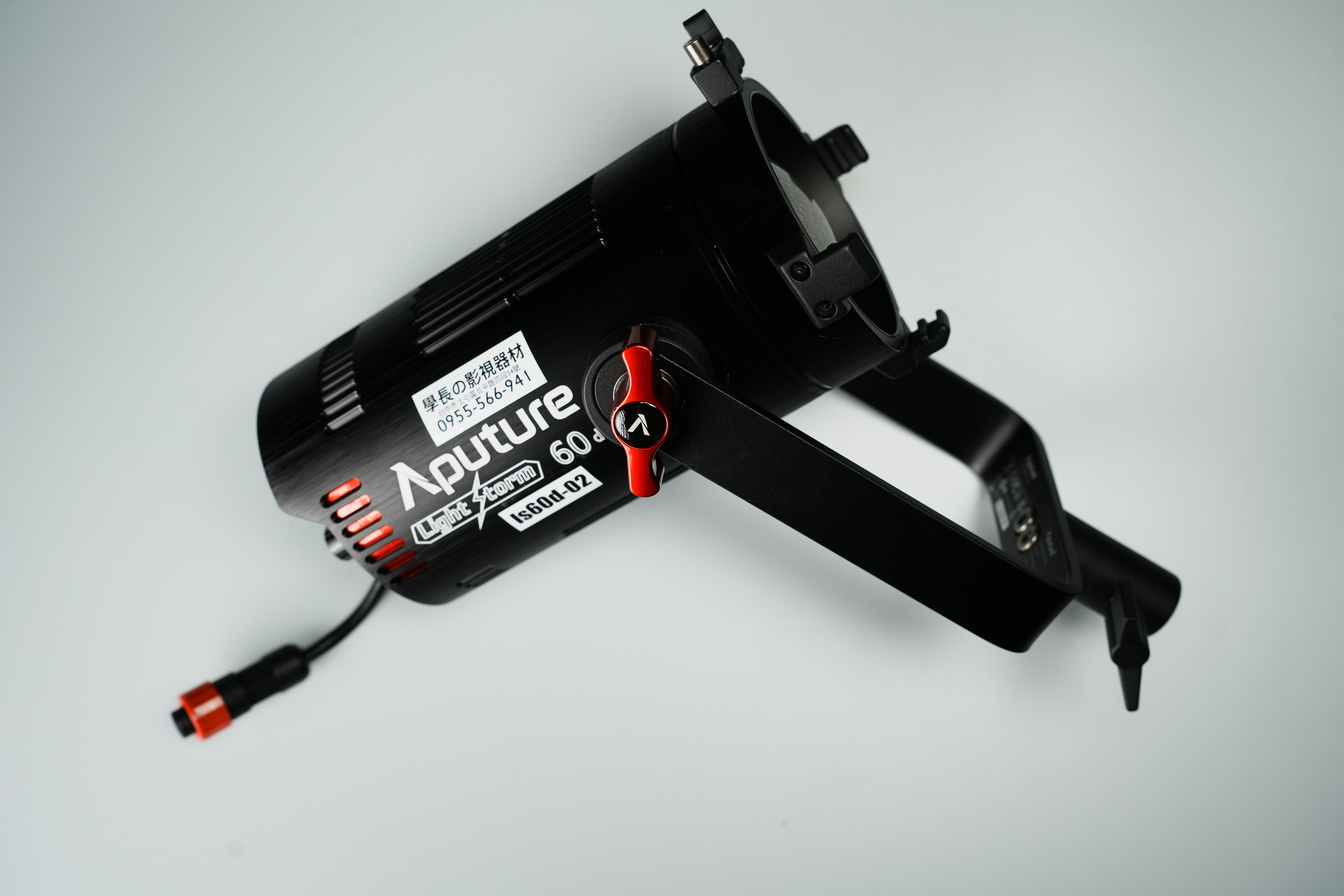 (器材出清) 近全新 Aputure LS 60d白光版 Daylight 可調聚焦 LED持續燈 IP54防塵防水