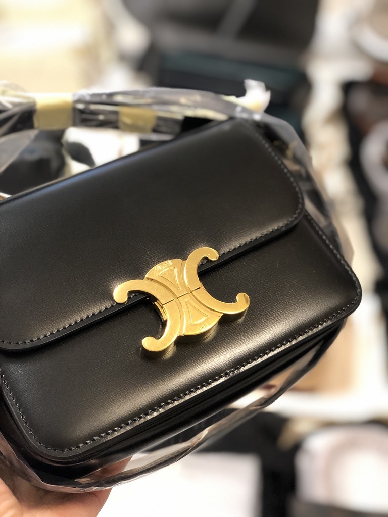 CELINE Teen Triomphe