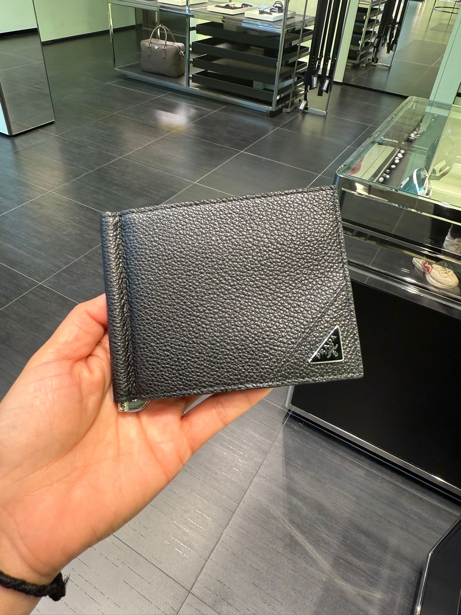 Prada bi-fold Men Money-click 2 colors 2MN077