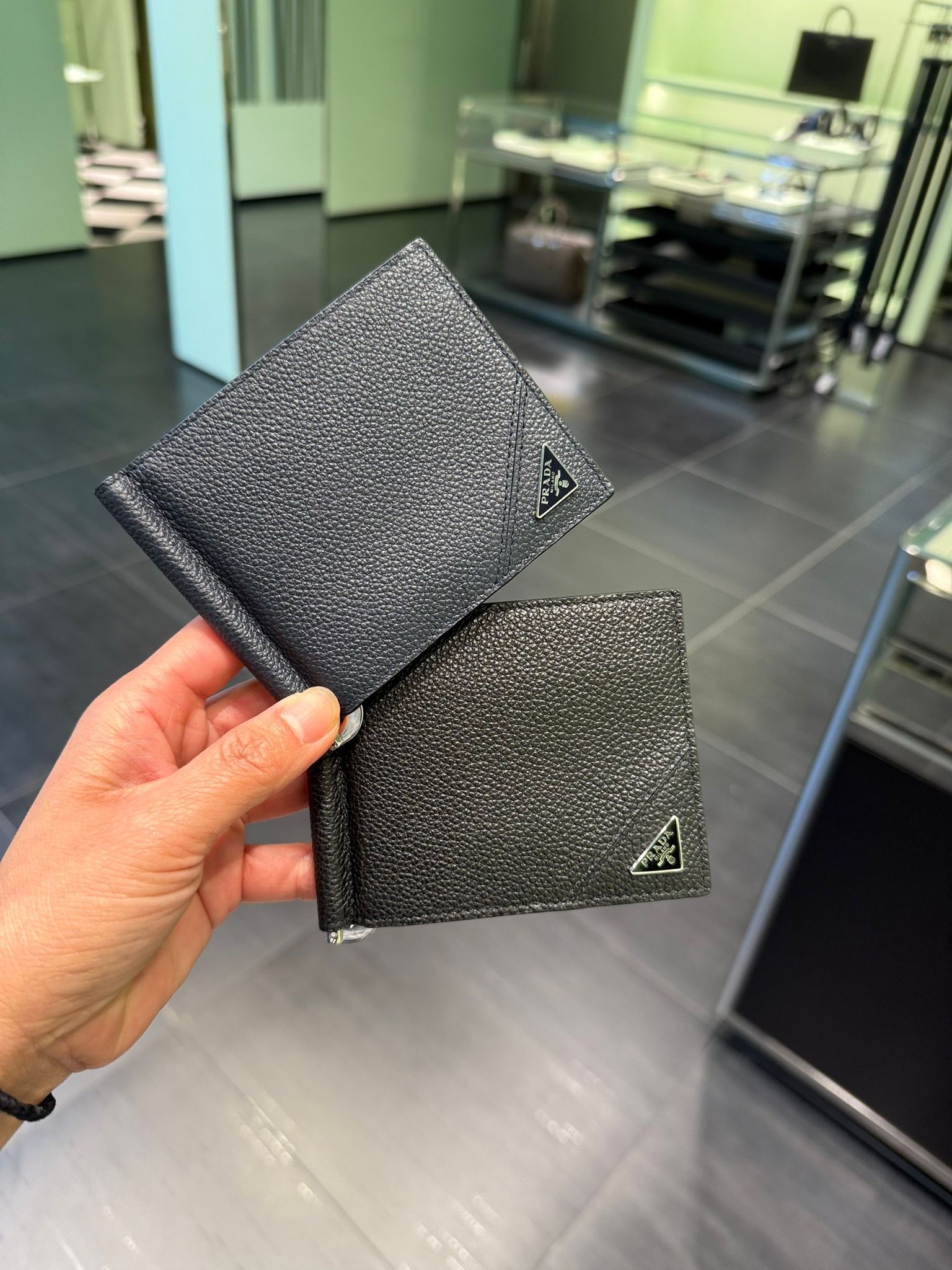 Prada bi-fold Men Money-click 2 colors 2MN077