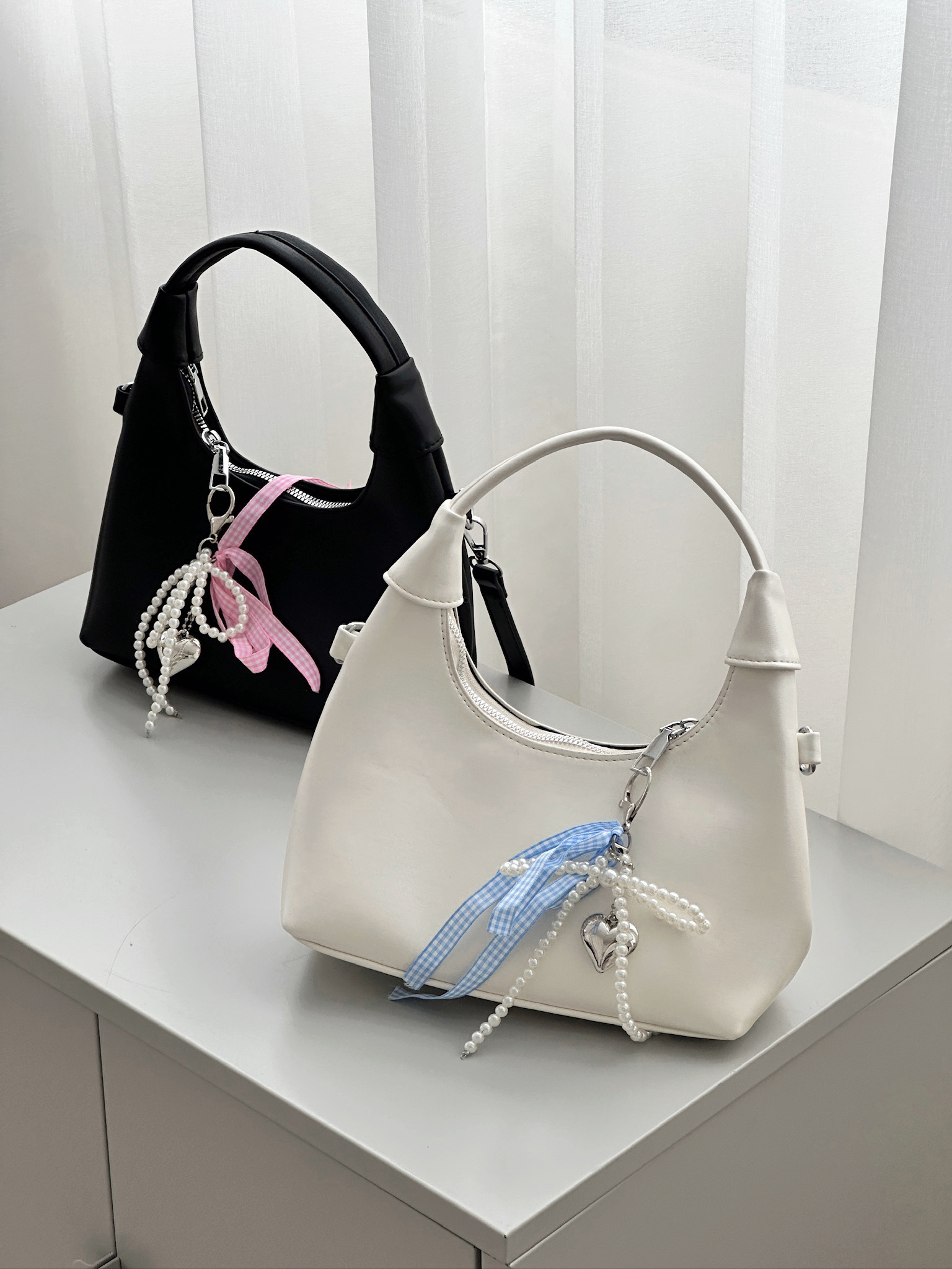 【現貨】B04 質感緞光月牙包 (黑)