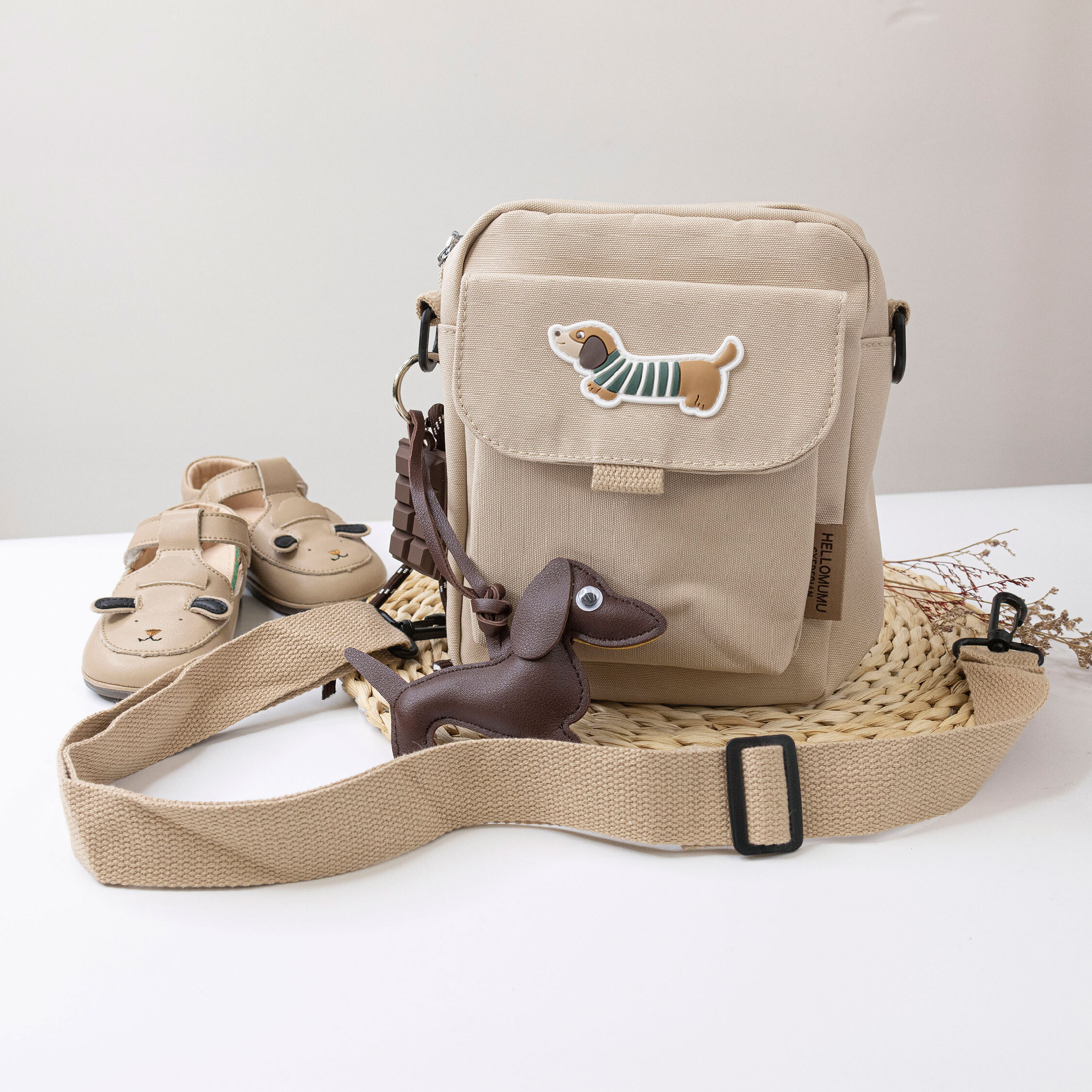 【JA2201】巧克力臘腸狗方斜背包(附帶吊飾)