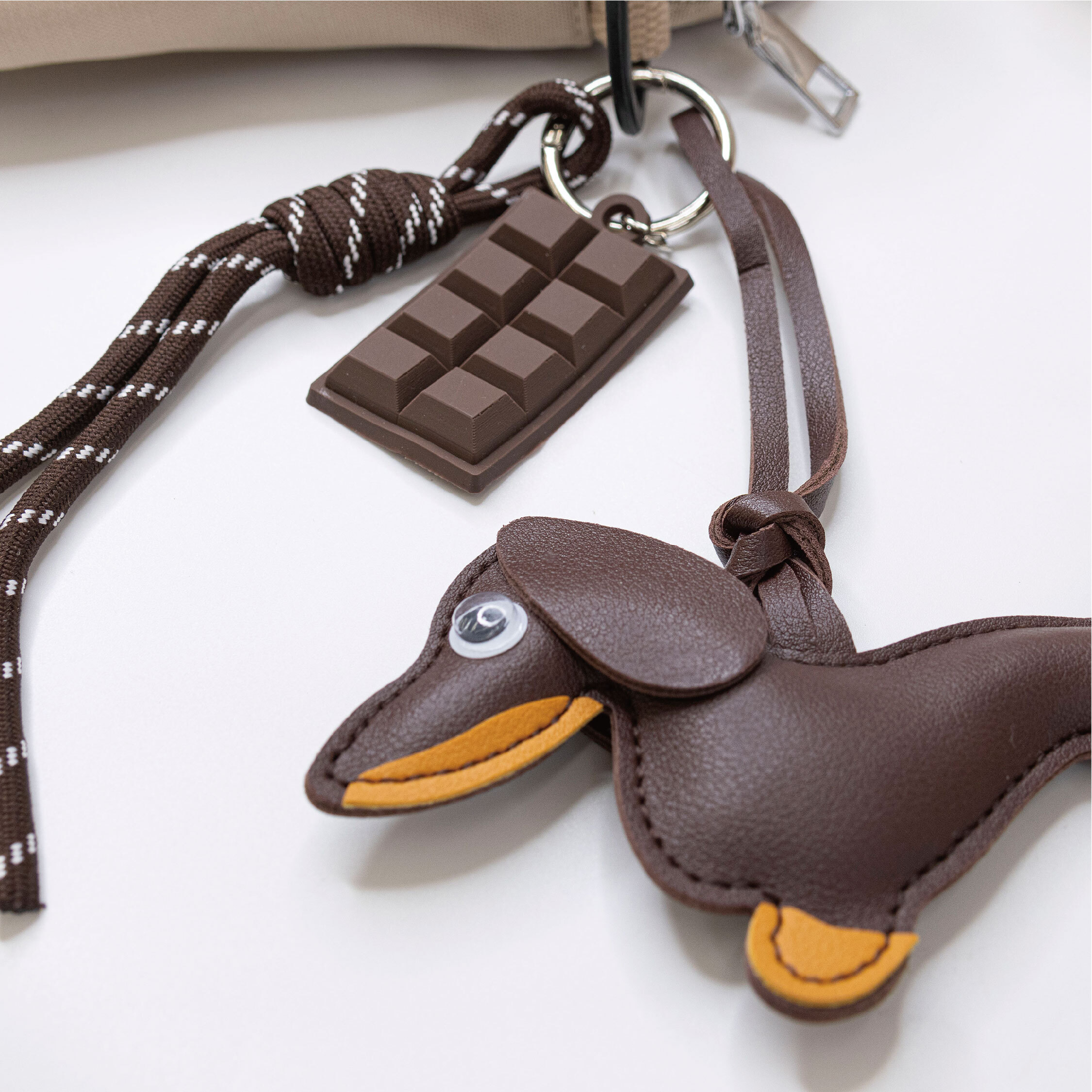 【JA2201】巧克力臘腸狗方斜背包(附帶吊飾)